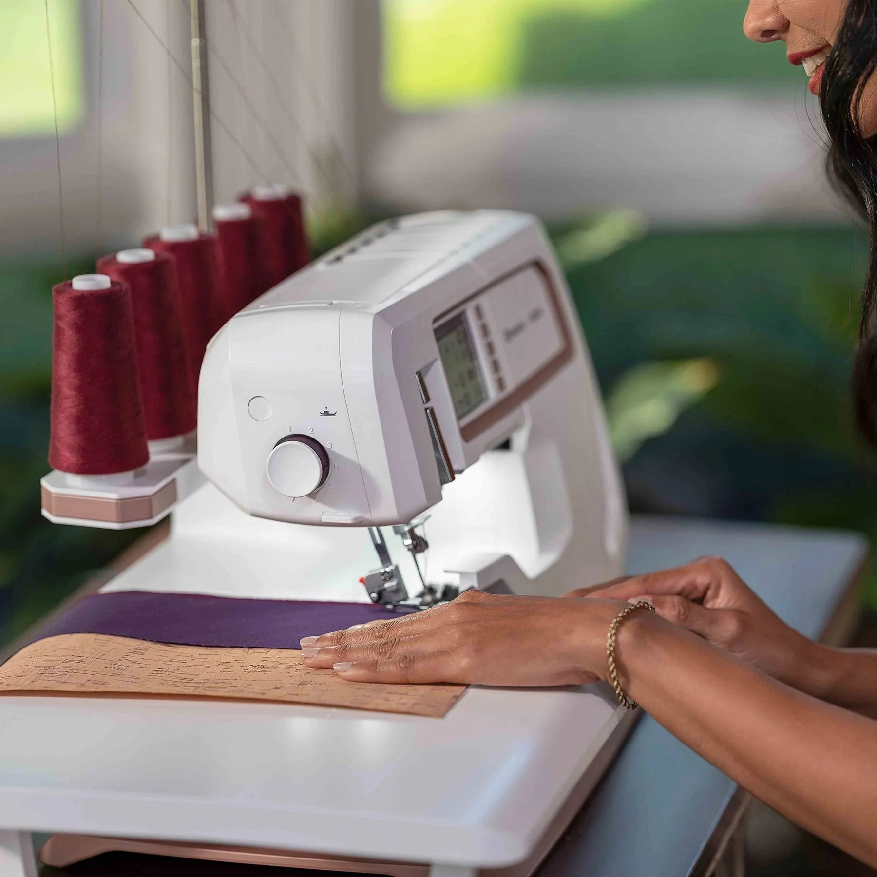 HUSQVARNA® VIKING® Refurbished AMBER™ Air S | 600 Coverlock Machine