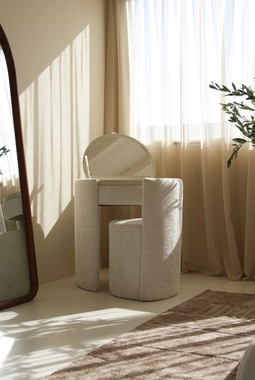 Tocador compacto en dormitorio