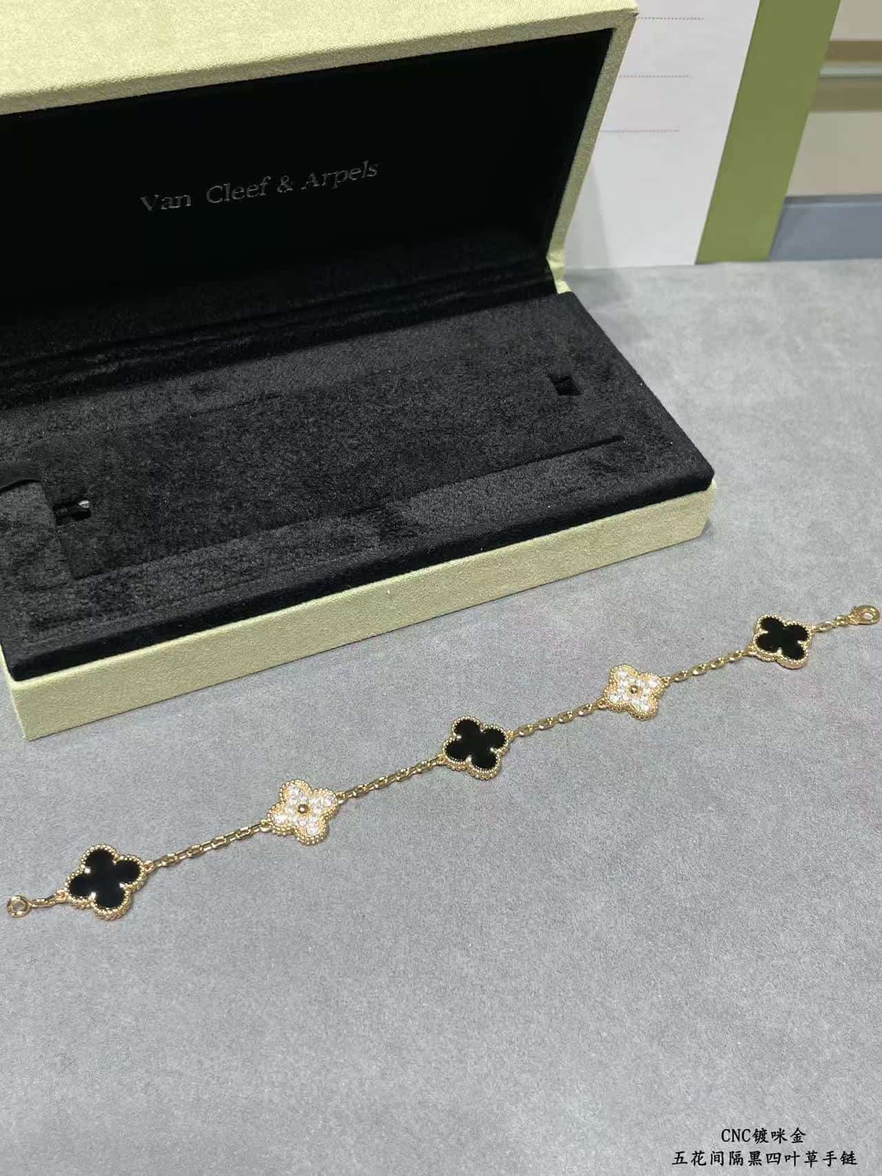 Van Cleef & Arpels Vintage Alhambra Bracelet High-end version V gold plating