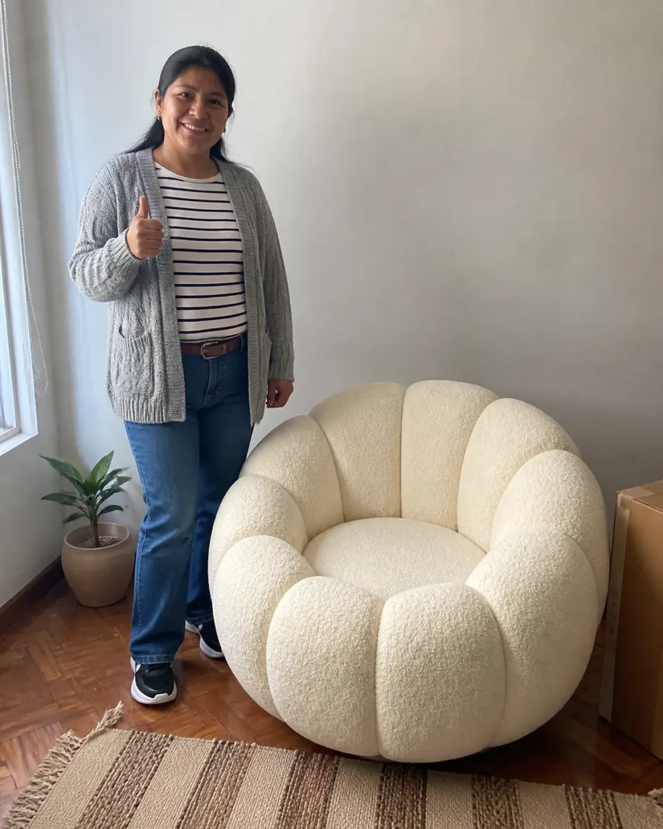 Mujer peruana junto al sillón NubeCalabaza