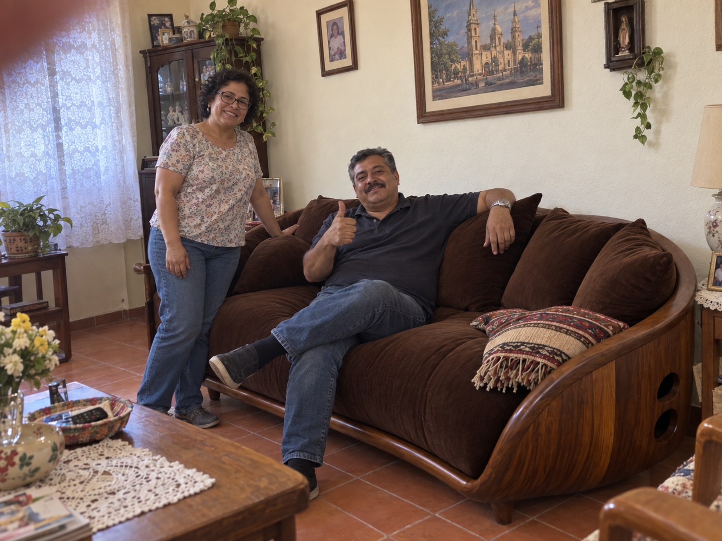 Pareja en un hogar mexicano junto al sofá curvo