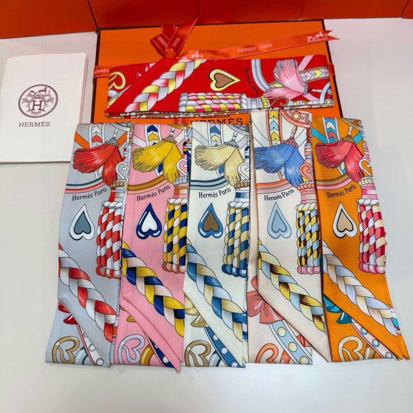 Hermes Harnais de Coeur silk twilly scarf