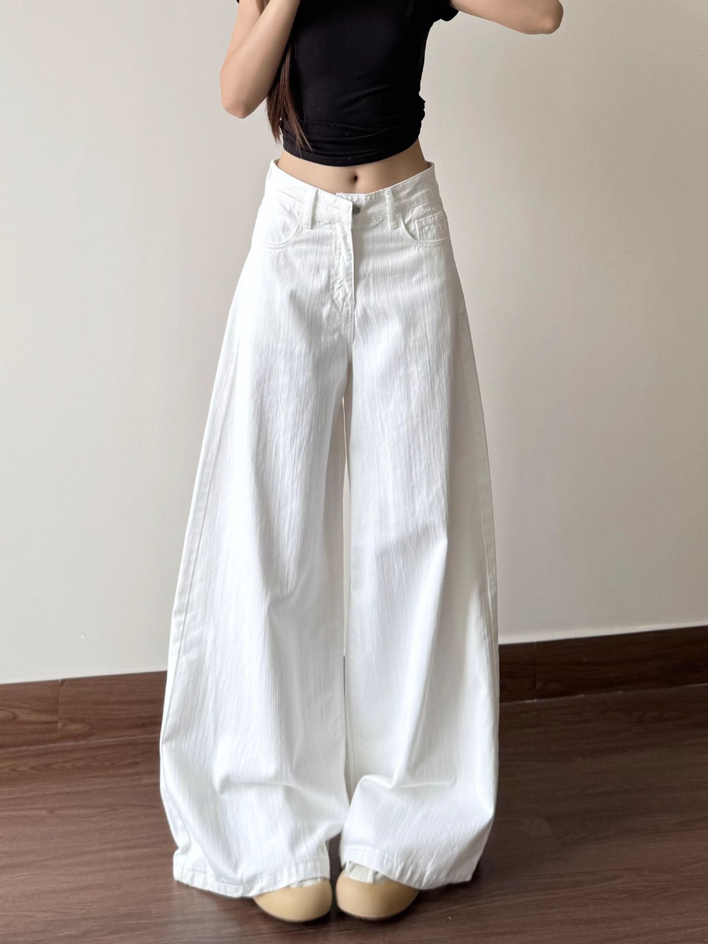 Women's white straight-leg wide-leg jeans, suitable for petite women, low-waisted, loose fit, slimming.