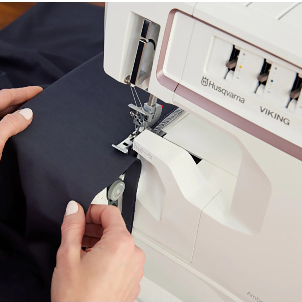 HUSQVARNA® VIKING® AMBER™ Air S | 500 Coverlock Machine