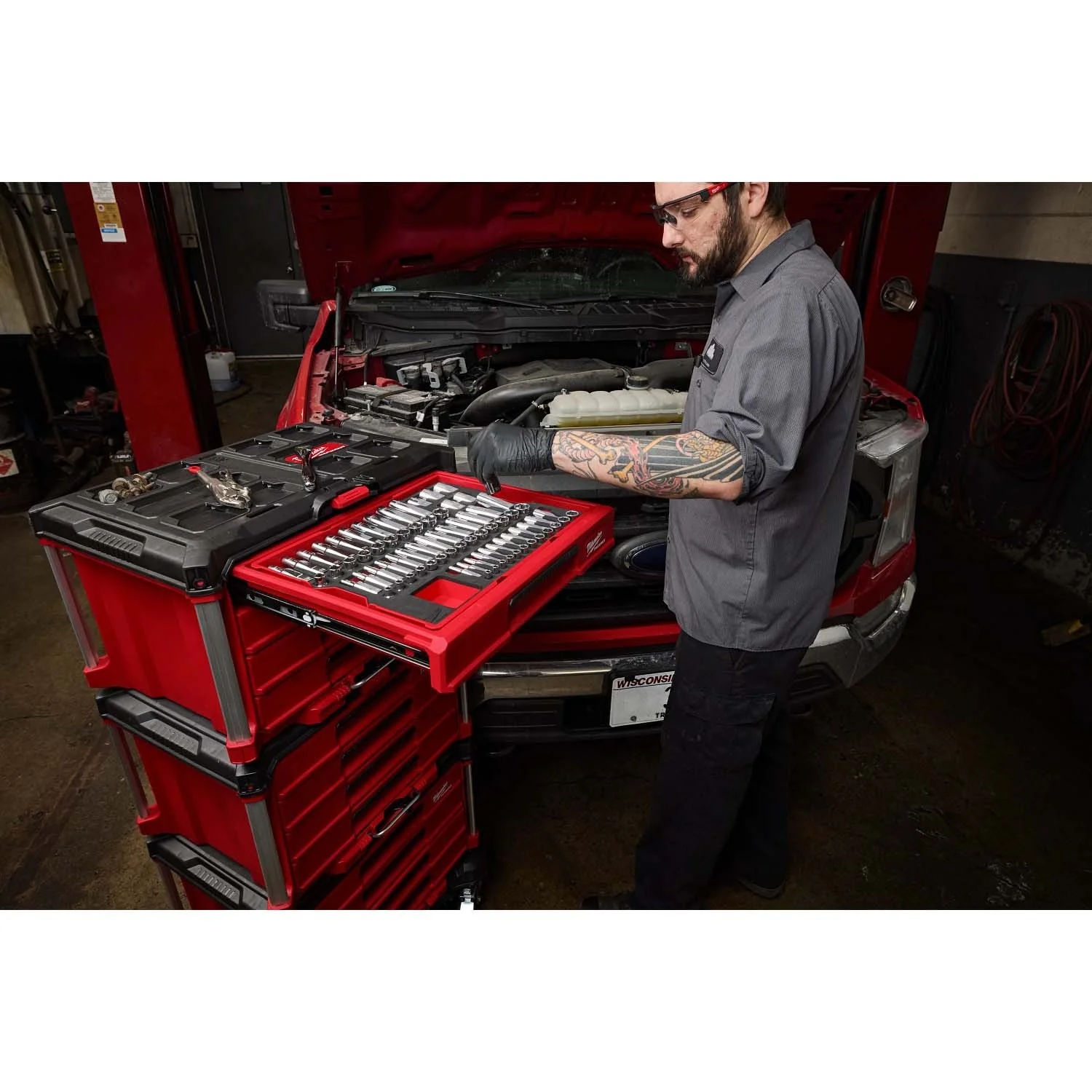 Milwaukee 48-22-9491 242pc. 1/4”, 3/8”, & 1/2” Drive Metric & SAE Ratchet/Socket Set w/ Tool Box