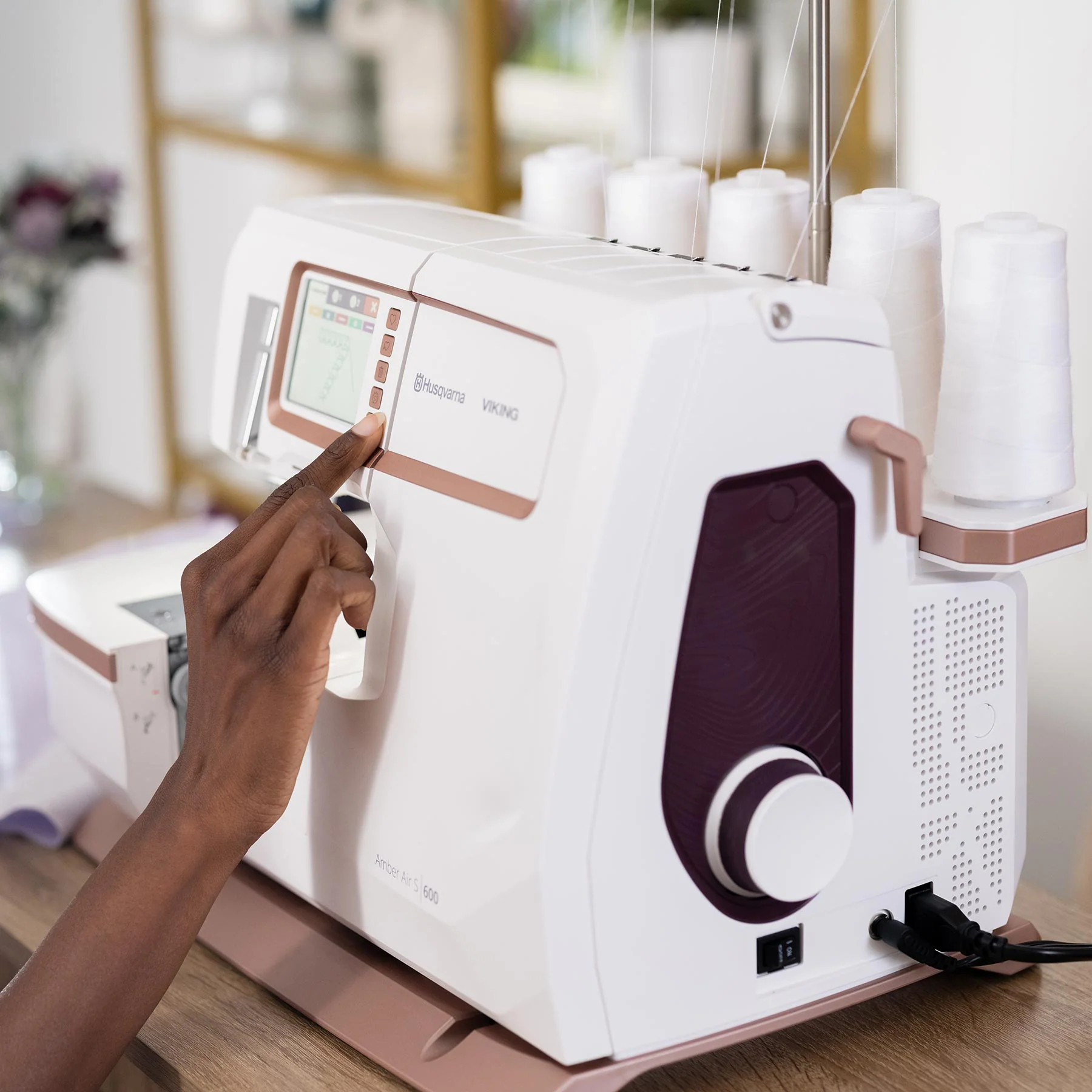 HUSQVARNA® VIKING® AMBER™ Air S | 600 Coverlock Machine