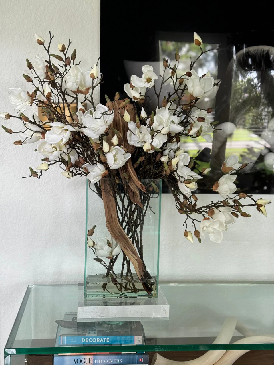 White Magnolias in 16″ Tall Casa Moderna
