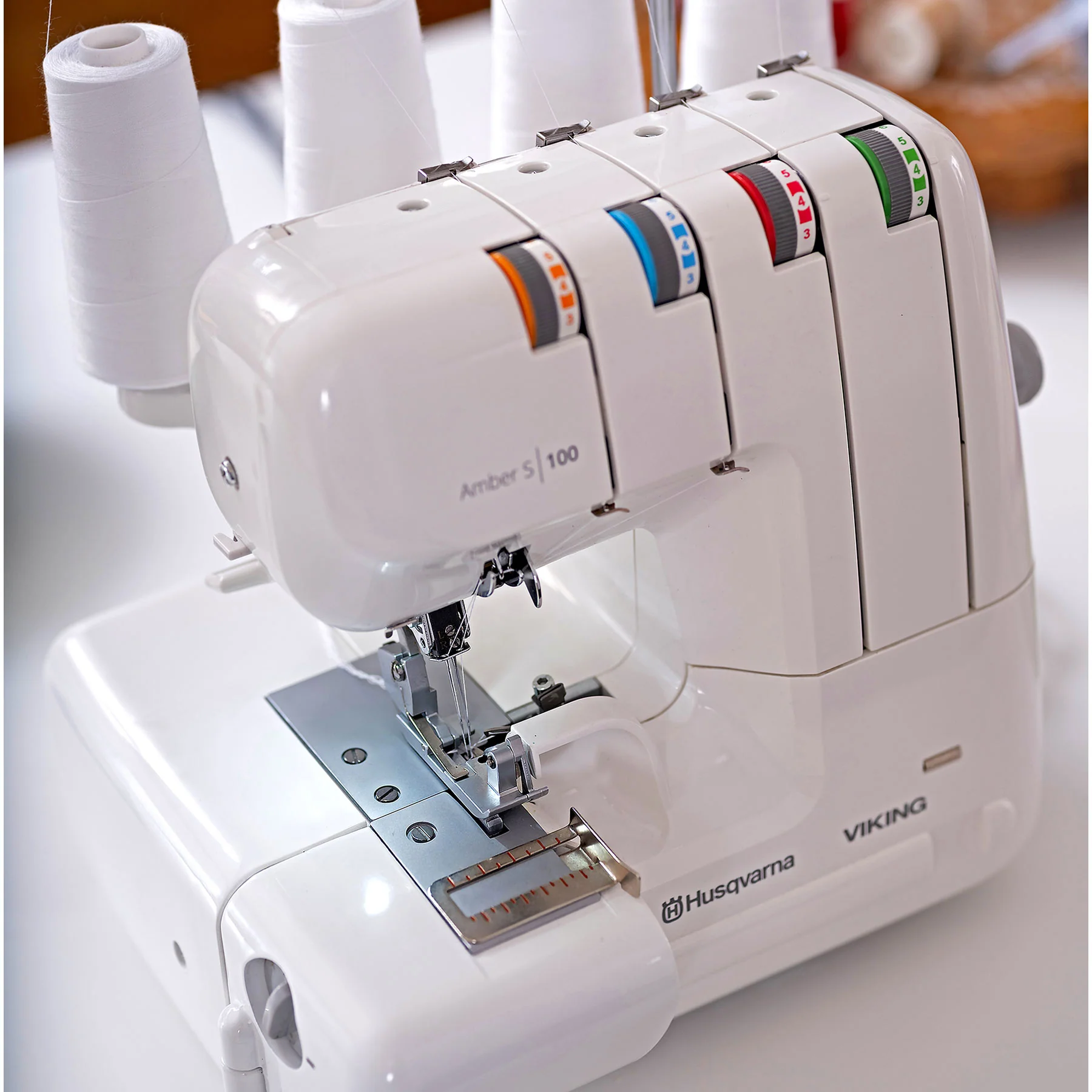 HUSQVARNA® VIKING® AMBER™ S | 100 Overlock Machine Bundle