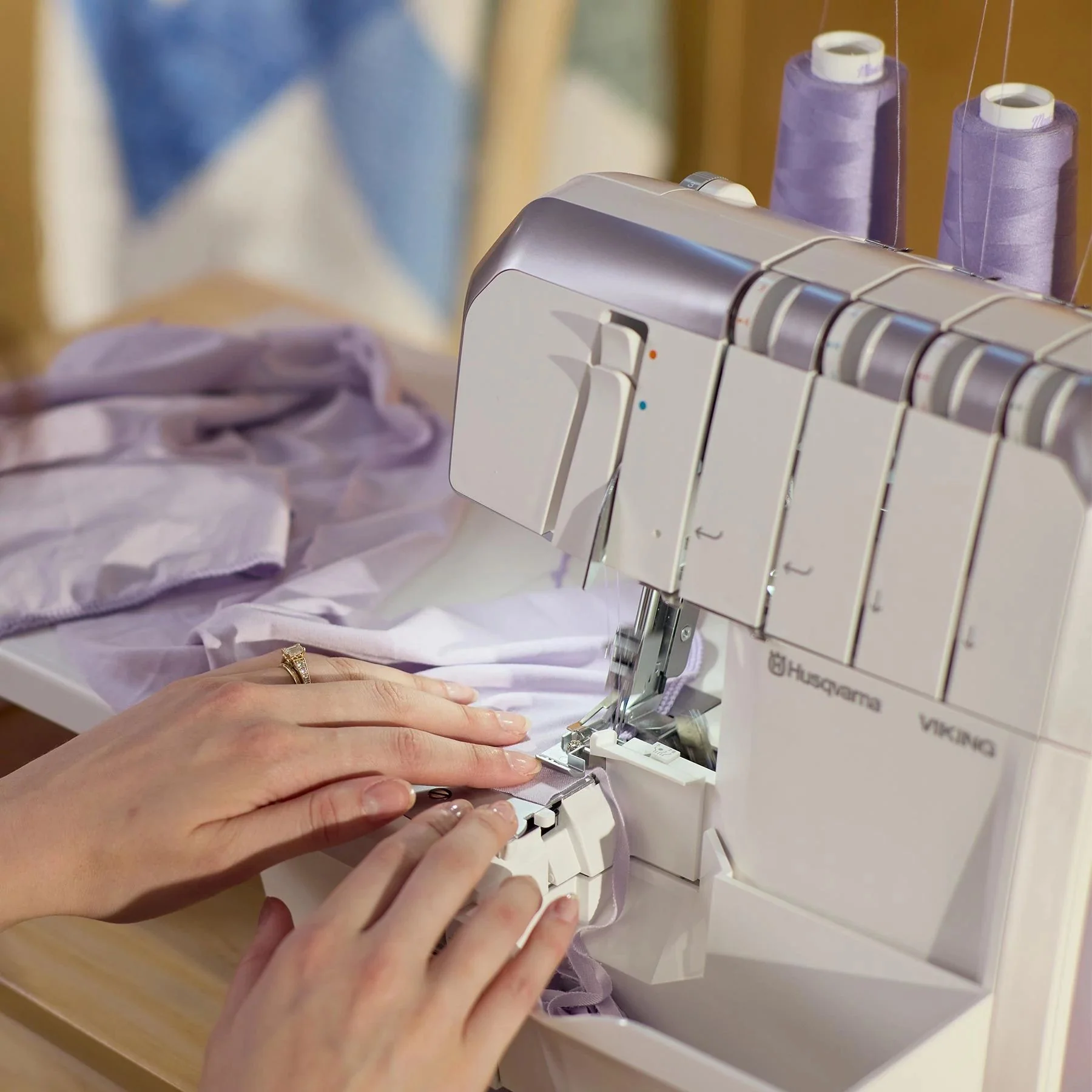 HUSQVARNA® VIKING® AMBER™ S | 300 Overlock Machine
