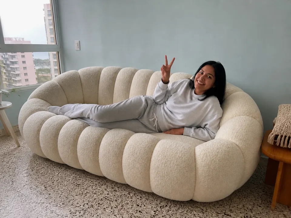 Mujer descansando en sofá doble en Lima