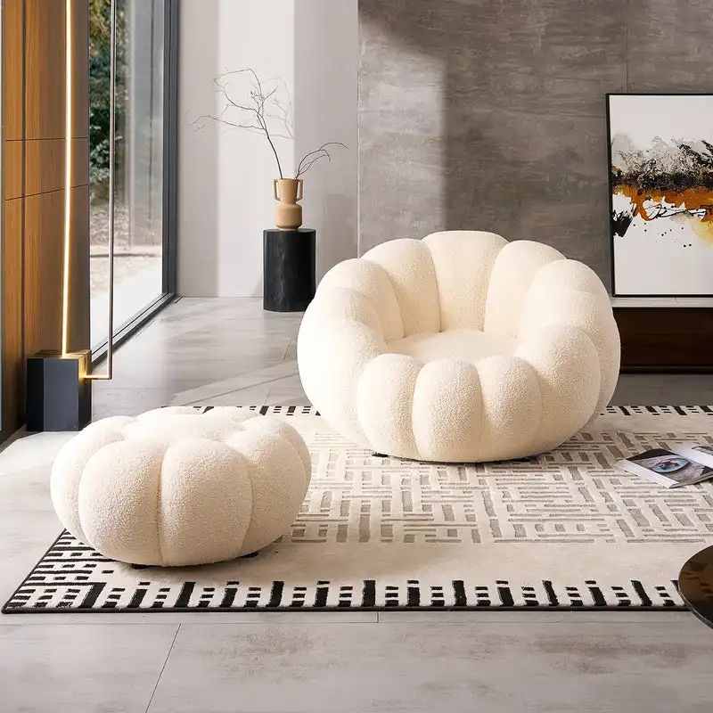 Sillón NubeCalabaza con puff en sala moderna