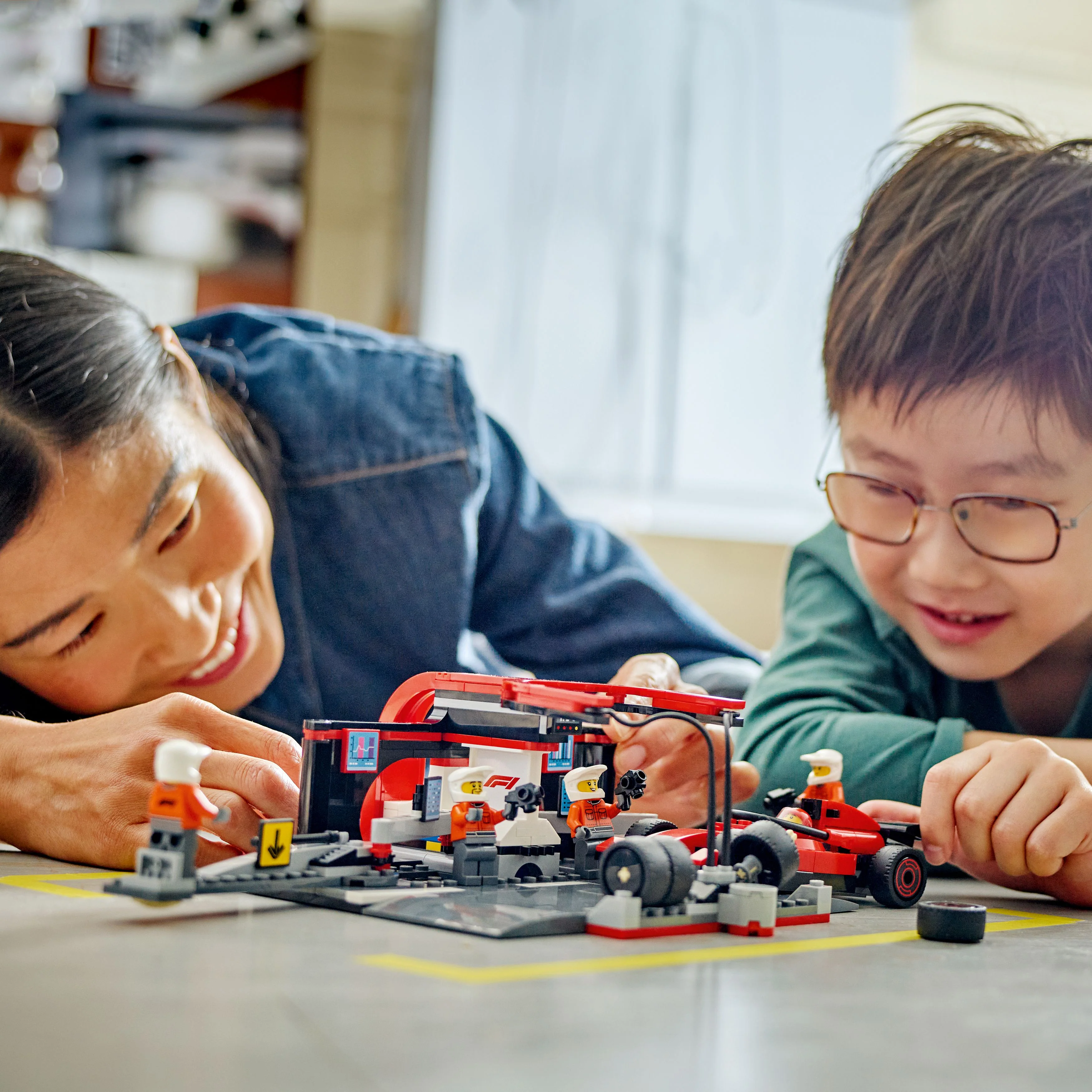 LEGO® City F1® Pit Stop & Pit Crew with Ferrari Car