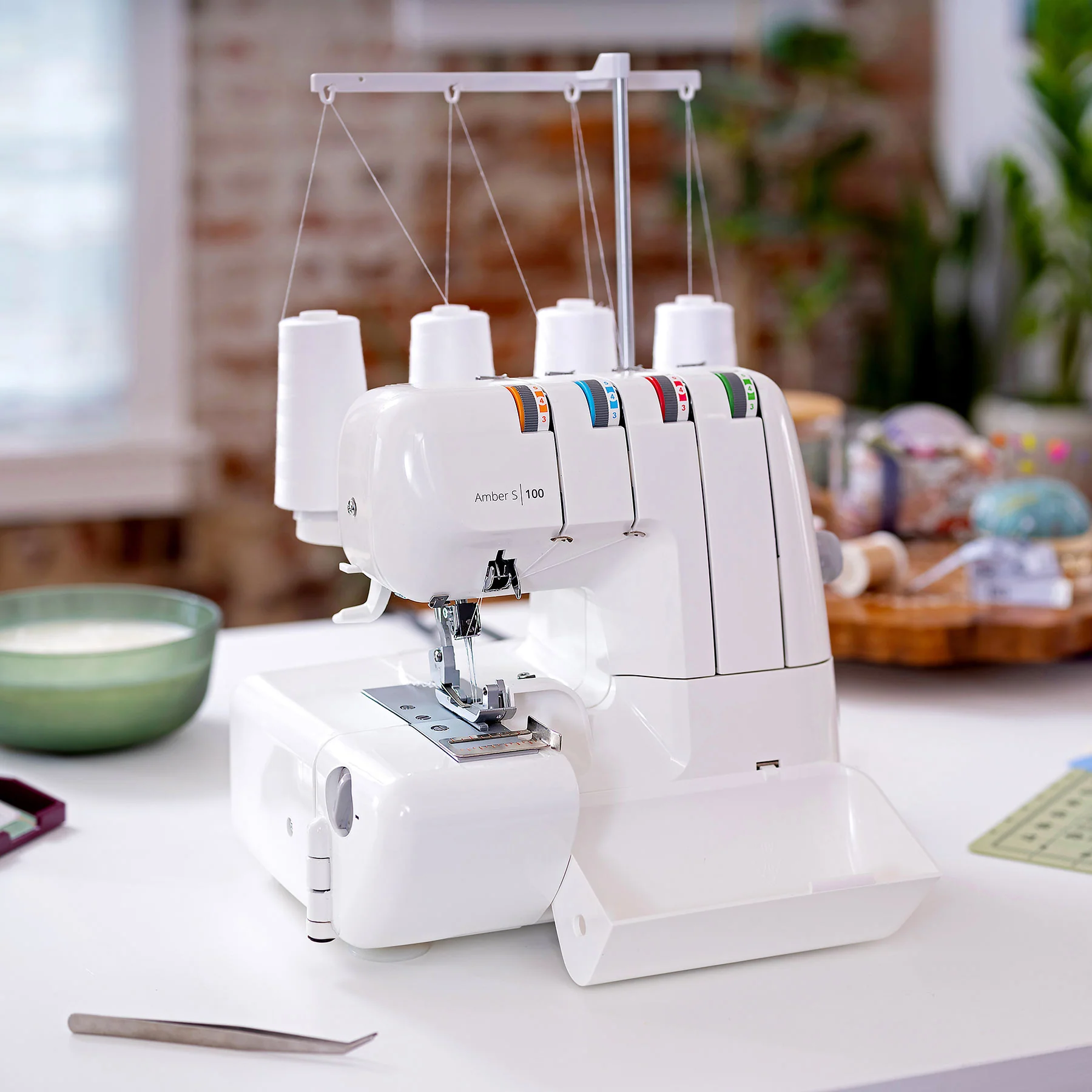 HUSQVARNA® VIKING® AMBER™ S | 100 Overlock Machine Bundle