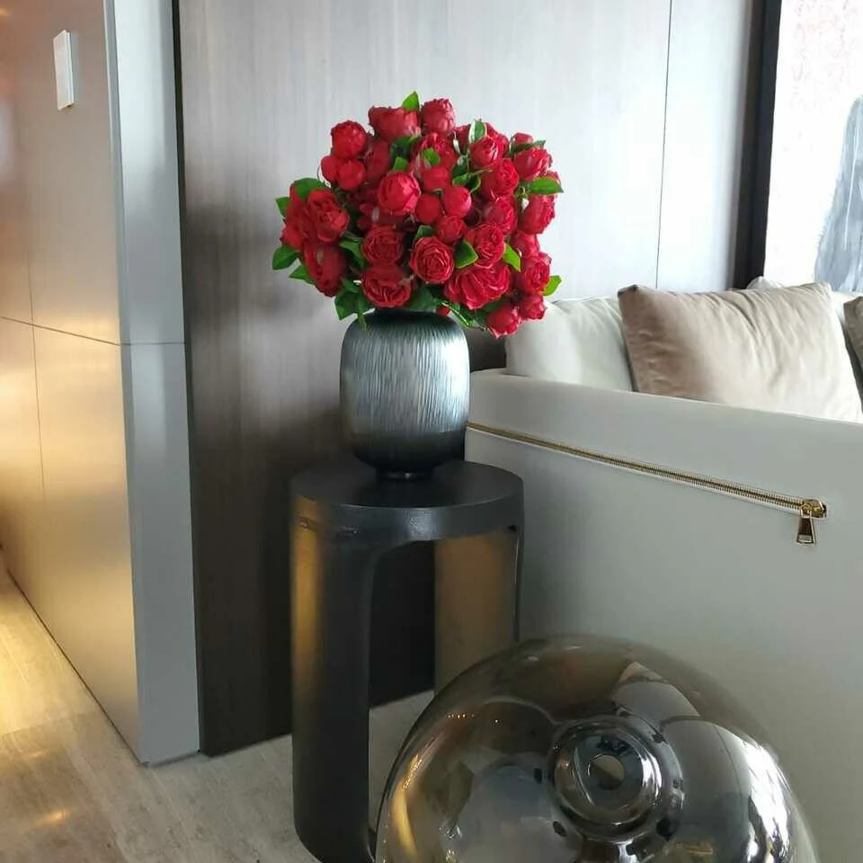 Maxim Vase with Red Roses