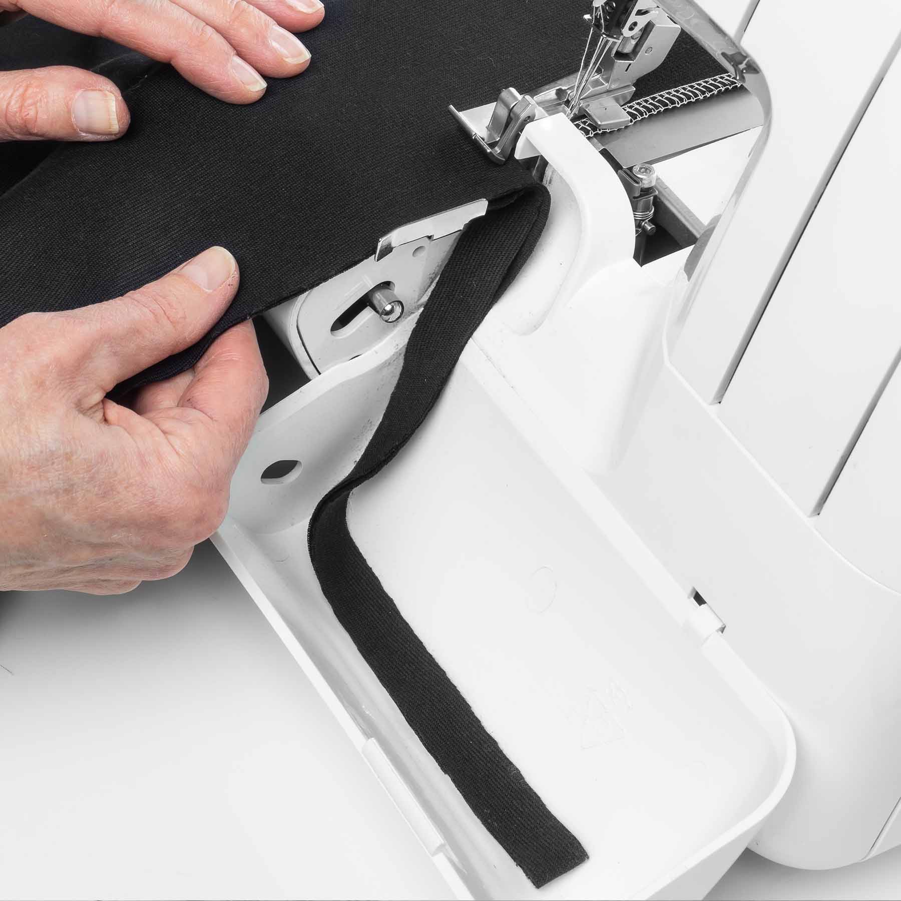 HUSQVARNA® VIKING® AMBER™ S | 100 Overlock Machine Bundle
