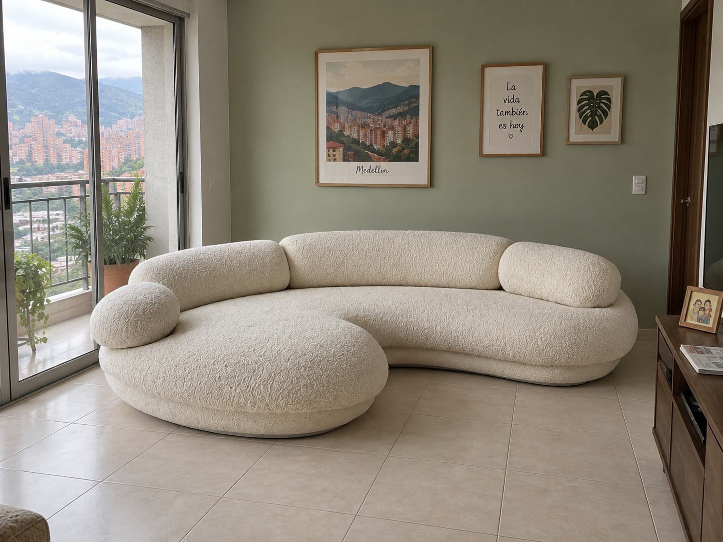 Lunara home IA 1 — Luz de balcón y tonos cálidos.