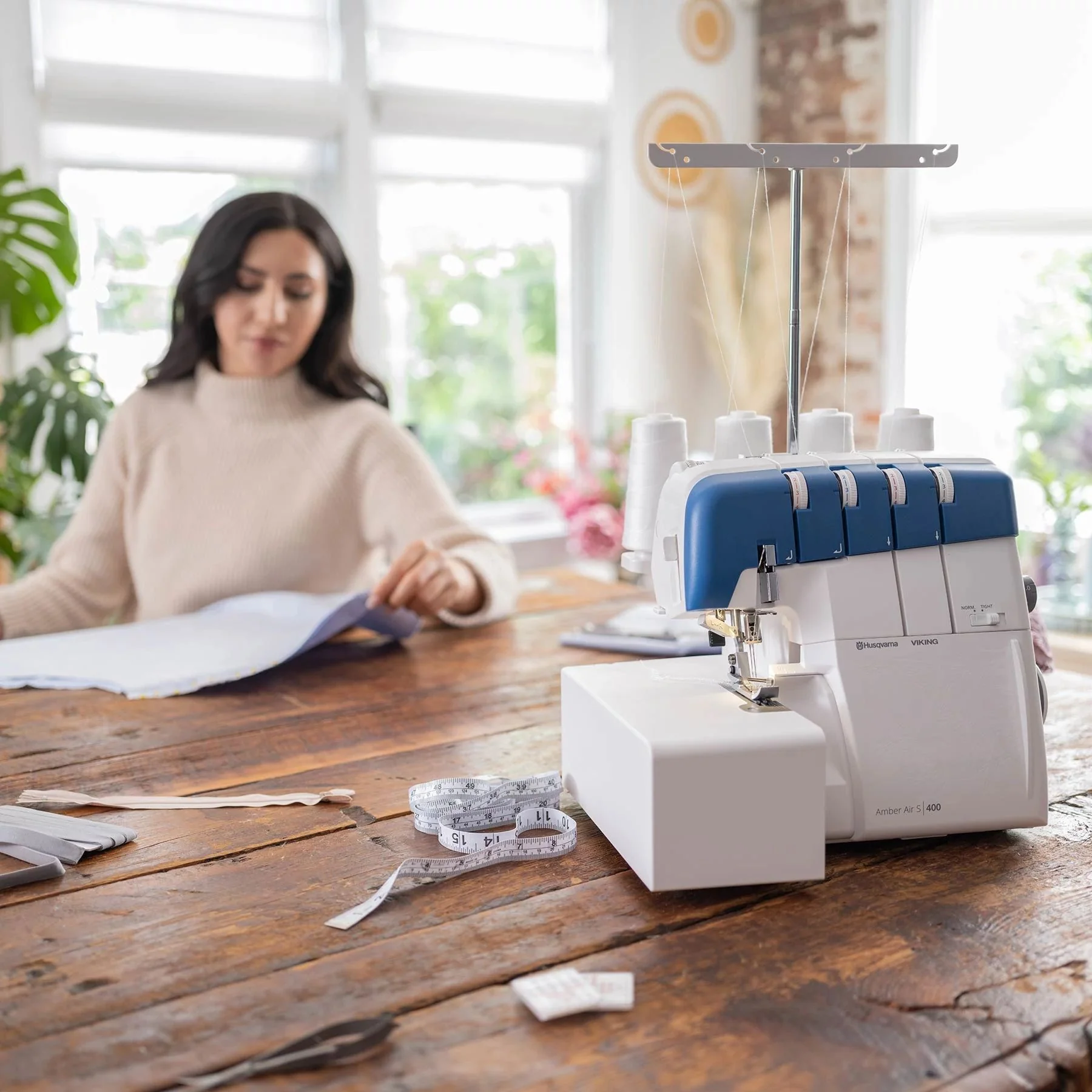 HUSQVARNA® VIKING® Refurbished AMBER Air S 400 Overlock Machine
