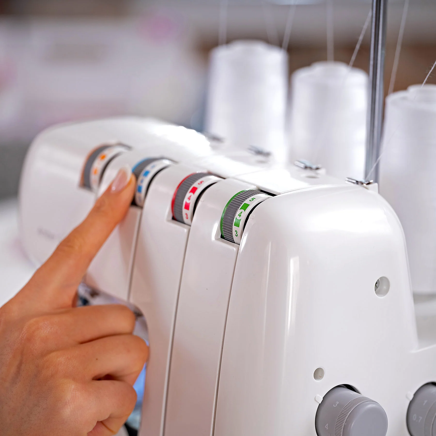 HUSQVARNA® VIKING® AMBER™ S | 100 Overlock Machine Bundle
