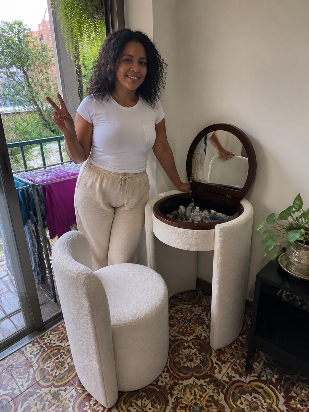 Tocador Nébula instalado junto a una ventana
