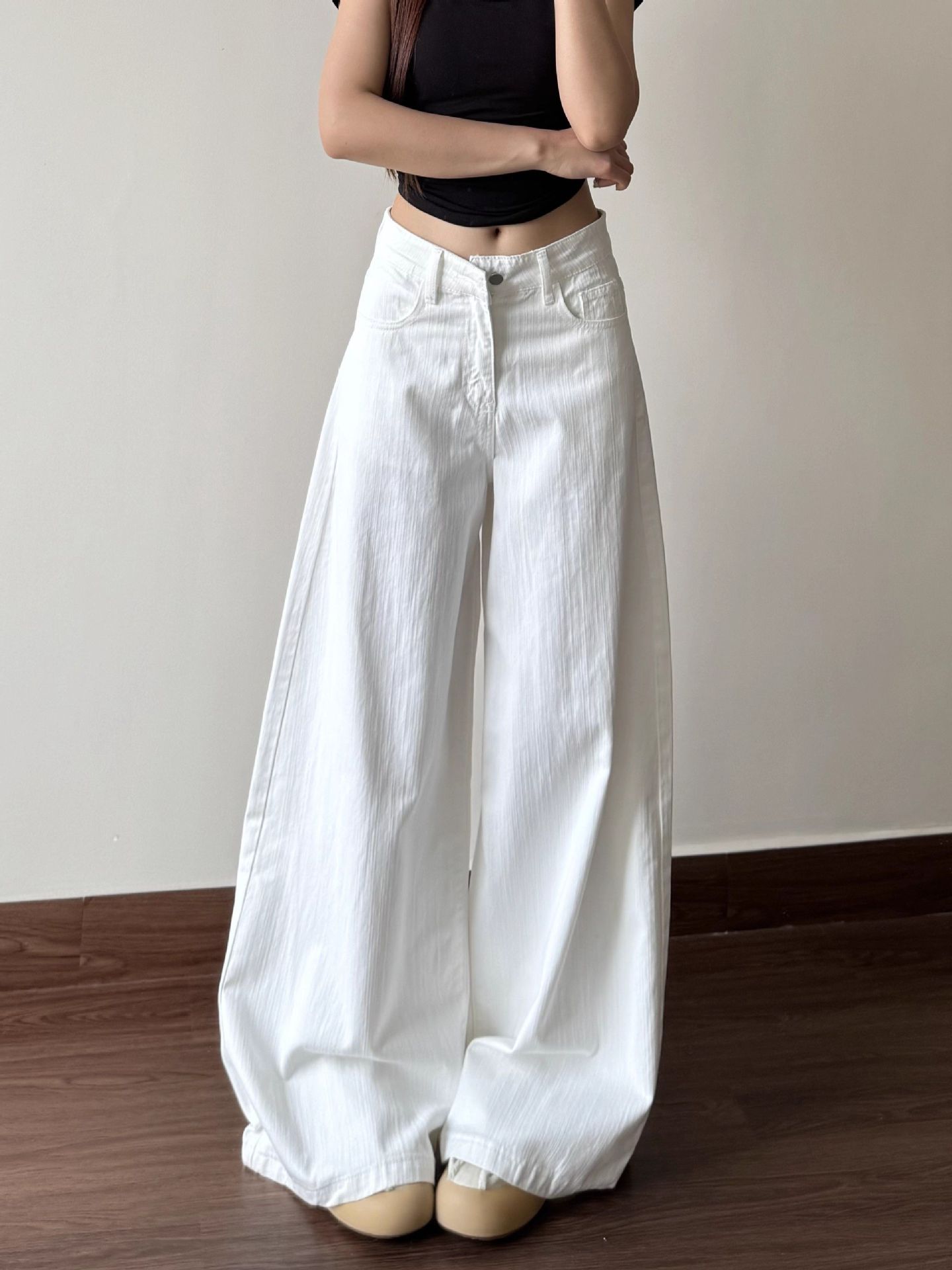 Women's white straight-leg wide-leg jeans, suitable for petite women, low-waisted, loose fit, slimming.