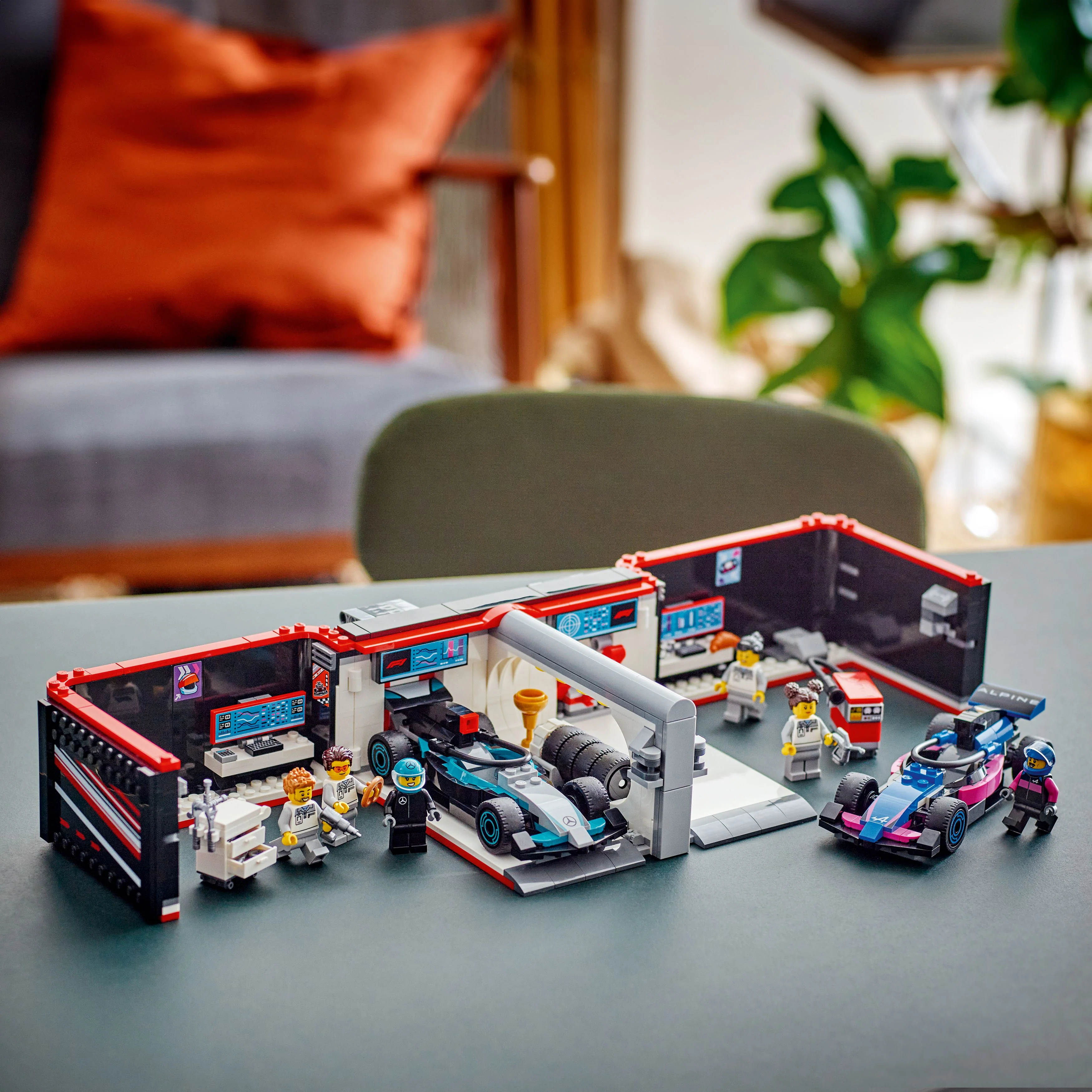 LEGO® City F1® Garage & Mercedes-AMG & Alpine Cars