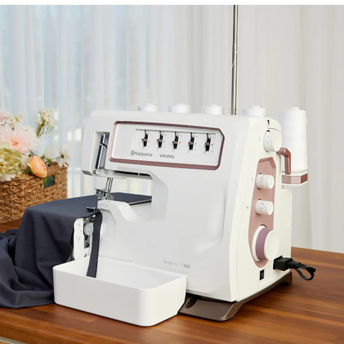 HUSQVARNA® VIKING® AMBER™ Air S | 500 Coverlock Machine