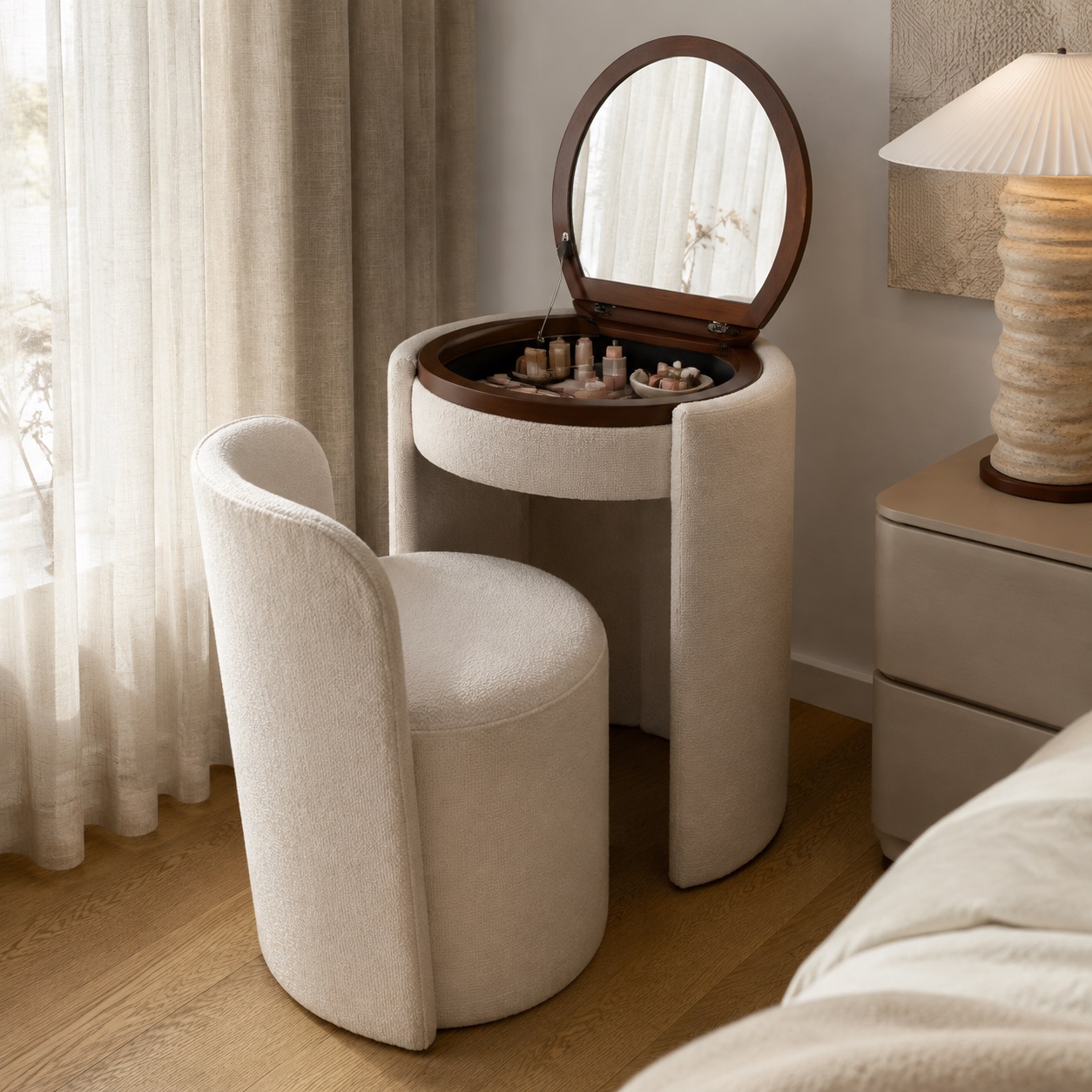 Tocador Nébula abierto con silla en dormitorio elegante