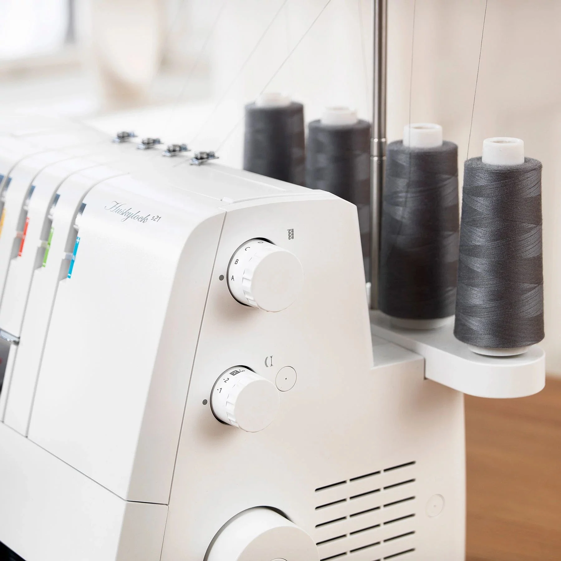 HUSQVARNA® VIKING® Refurbished HUSKYLOCK™ s21 Overlock Machine