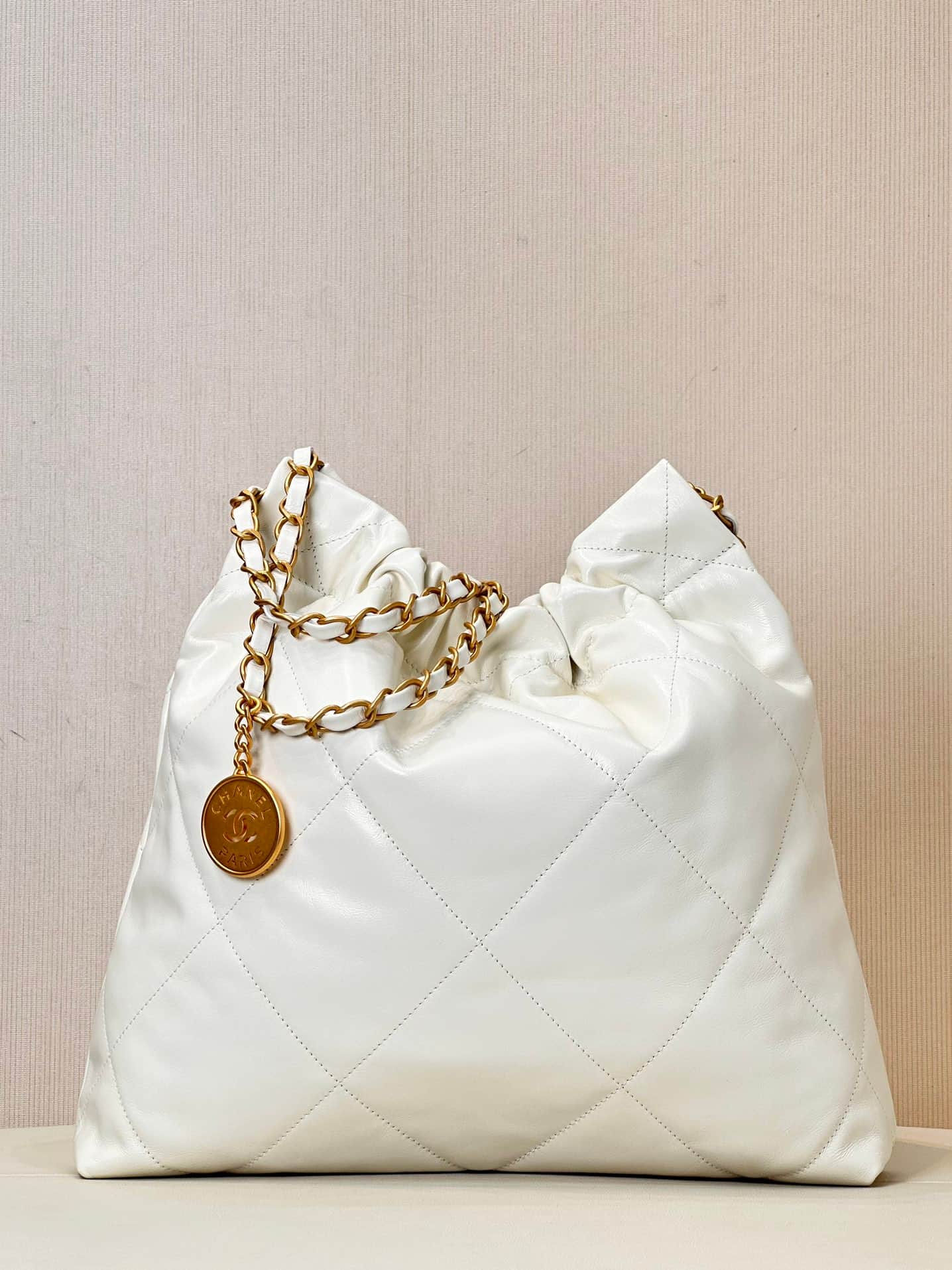Chanel 22 Small handbag Shiny calfskin & Gold-tone metal AS3260 White TOP