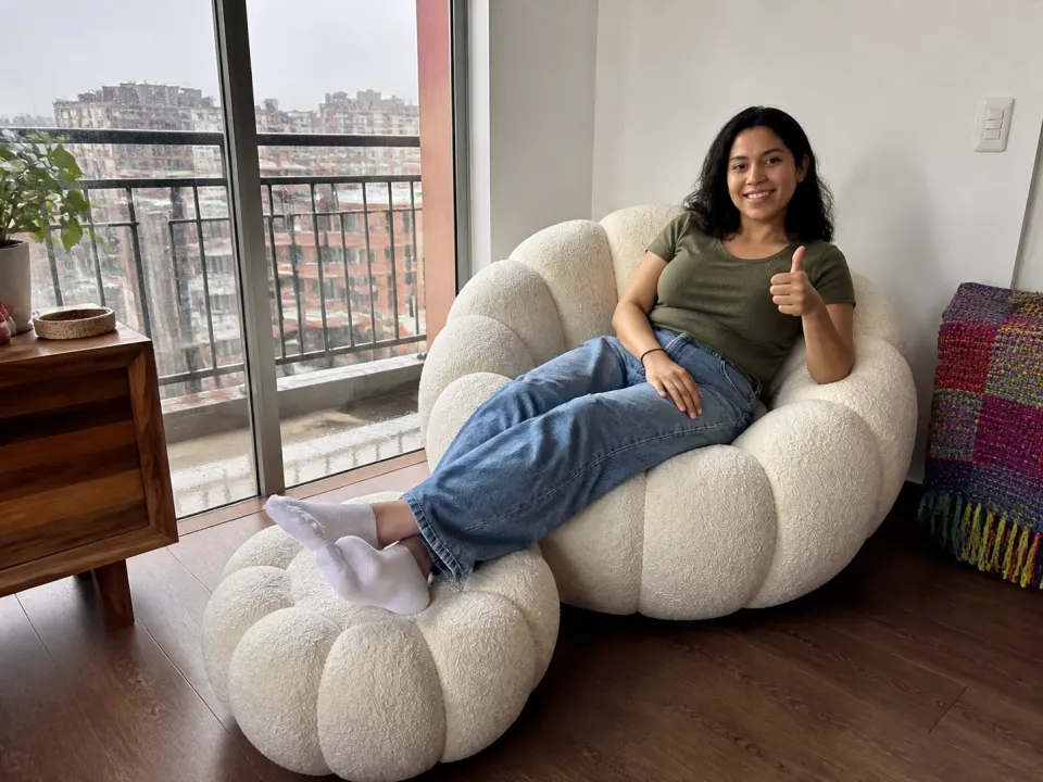 Mujer descansando en sillón NubeCalabaza con puff