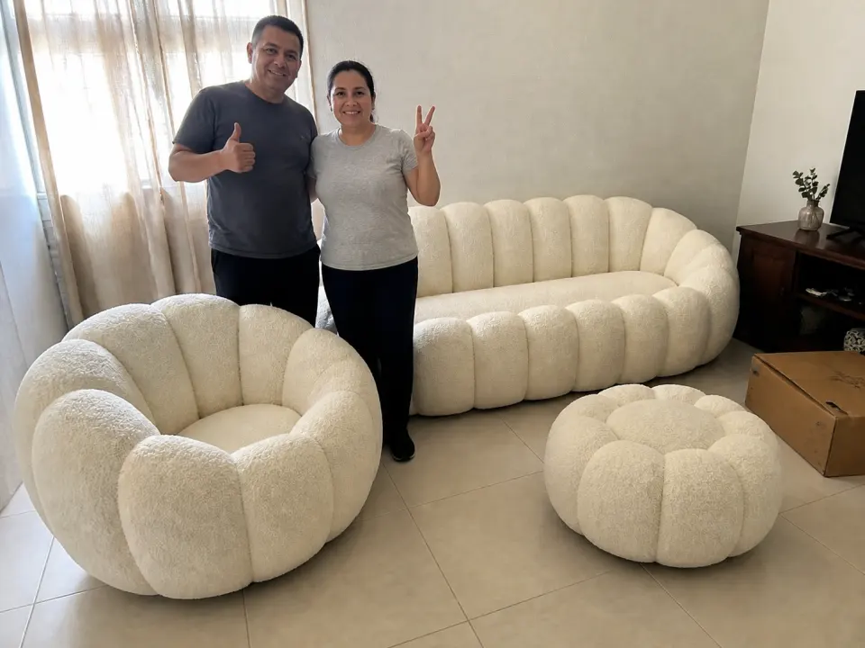 Pareja junto a sofá y sillón NubeCalabaza