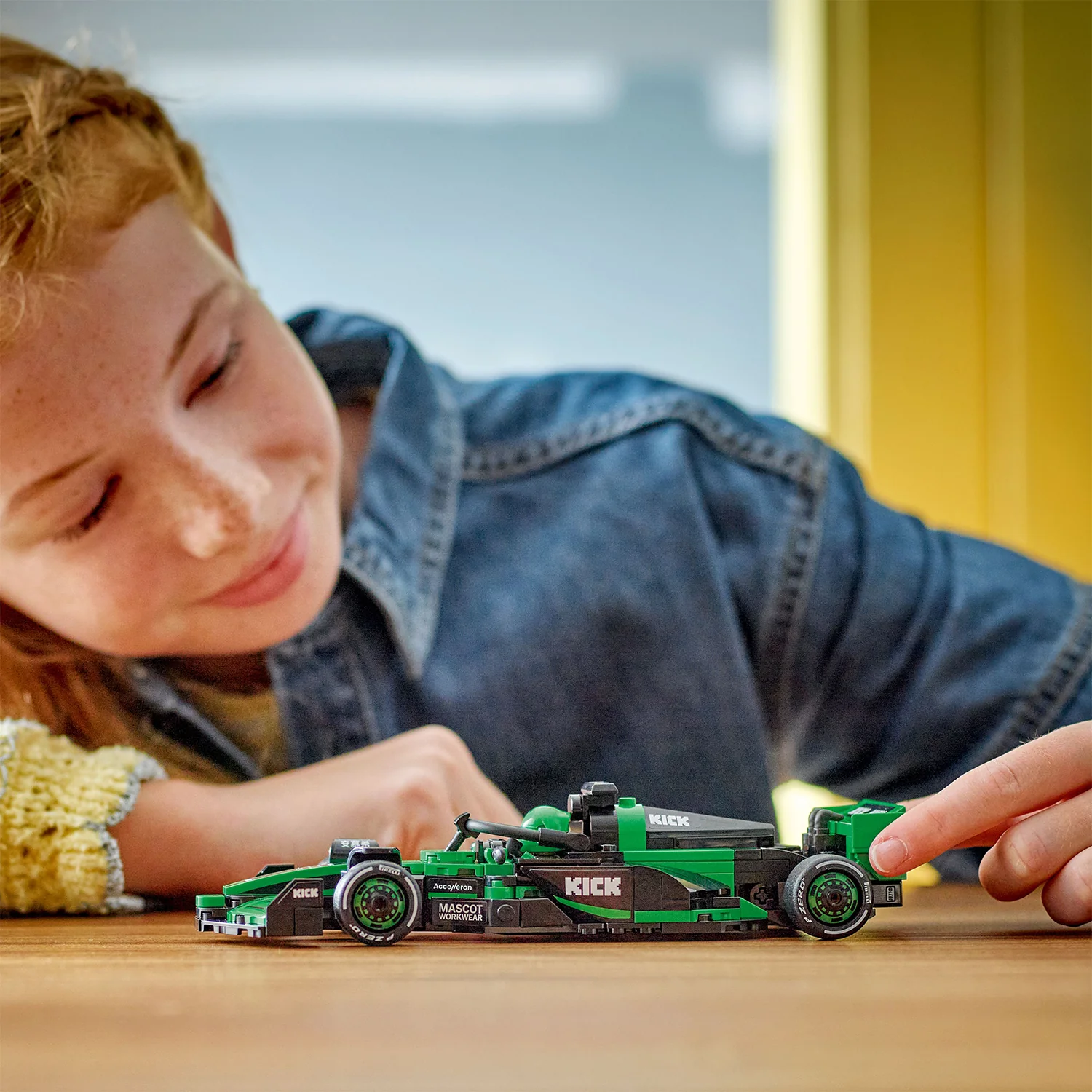 LEGO® Speed Champions - KICK Sauber F1® Team C44 Race Car