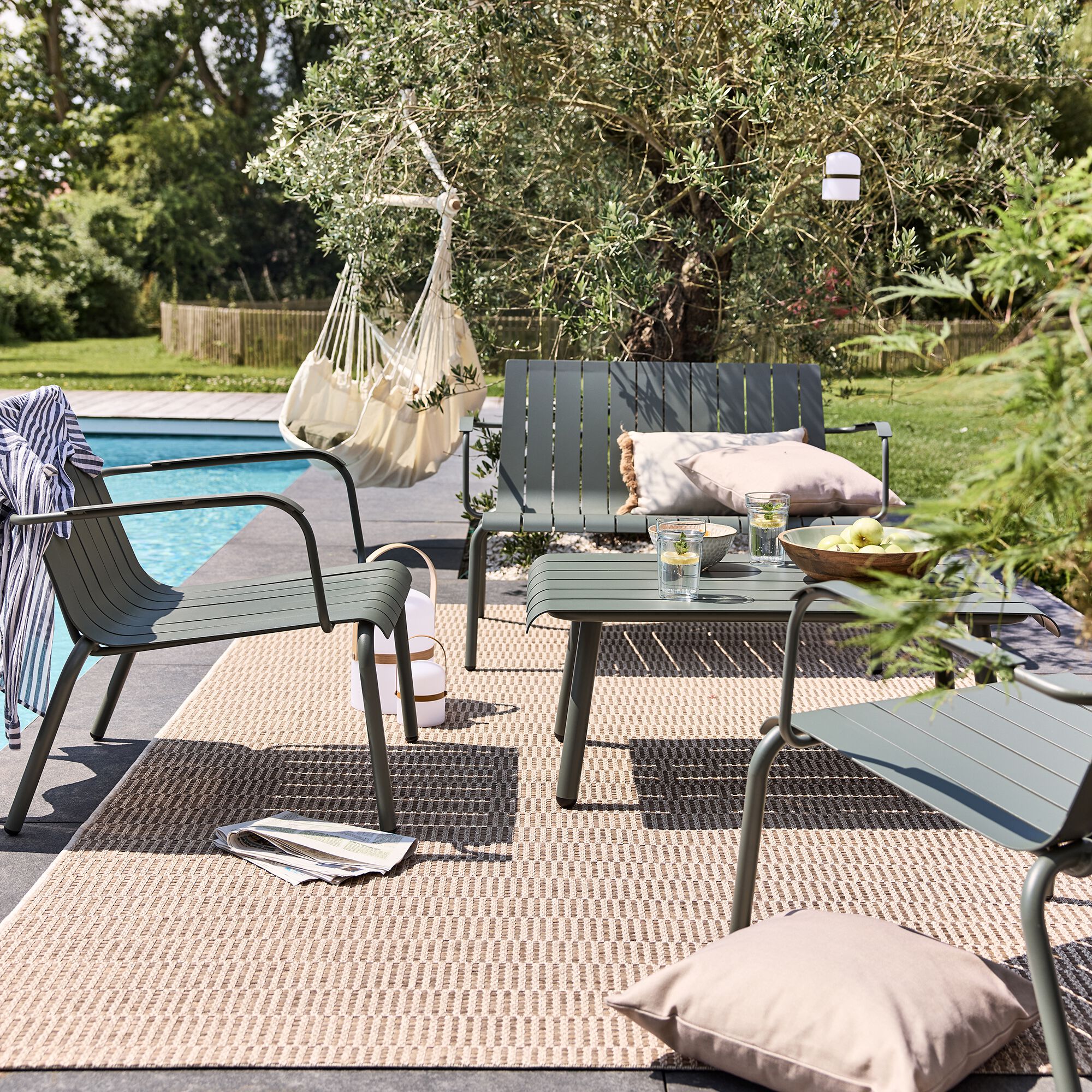 PARADOU - Fauteuil de jardin avec accoudoirs en aluminium - vert cèdre