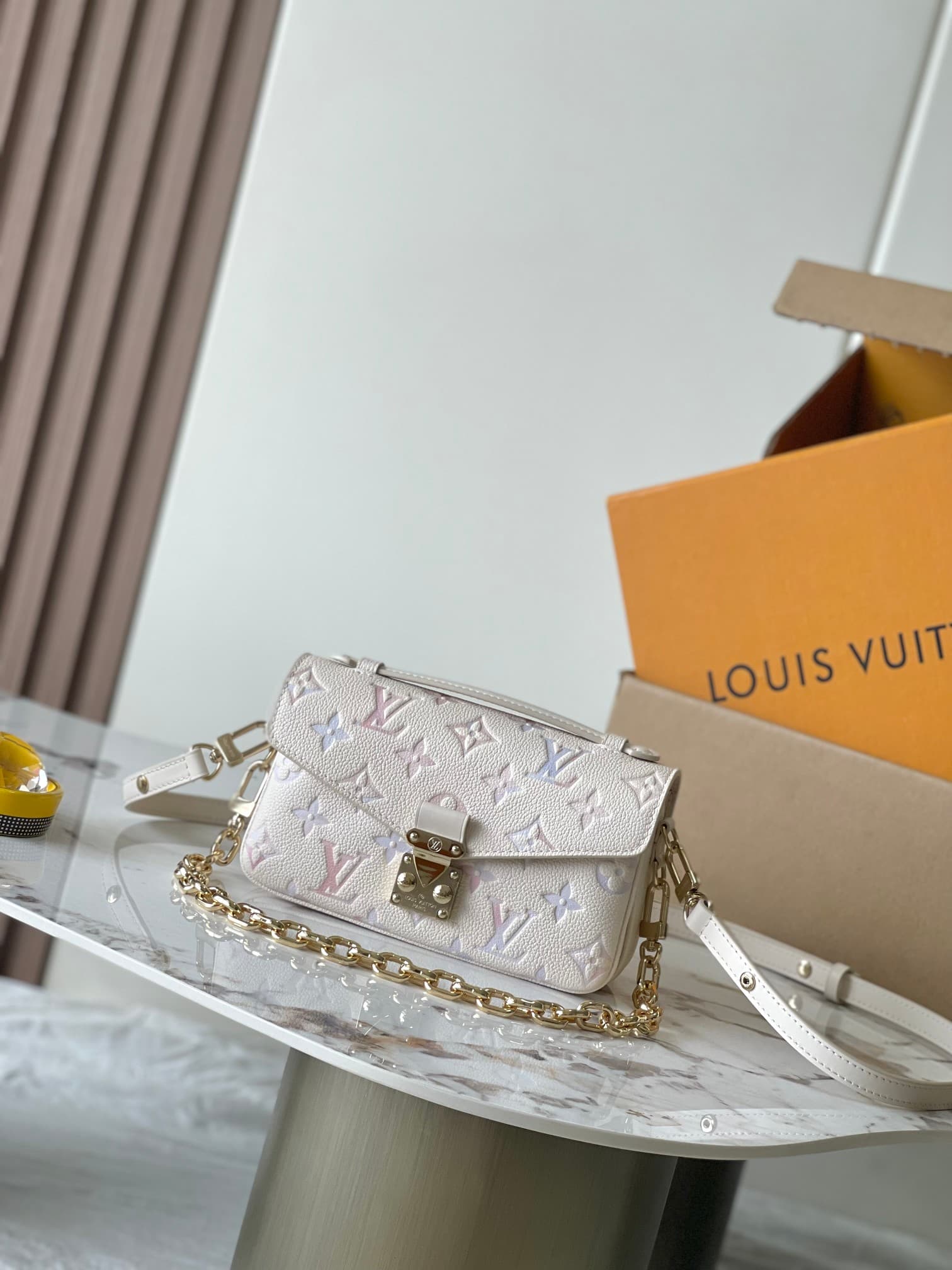 Louis Vuitton Pochette Métis East West Embossed grained cowhide leather M25682 Dream Cream TOP
