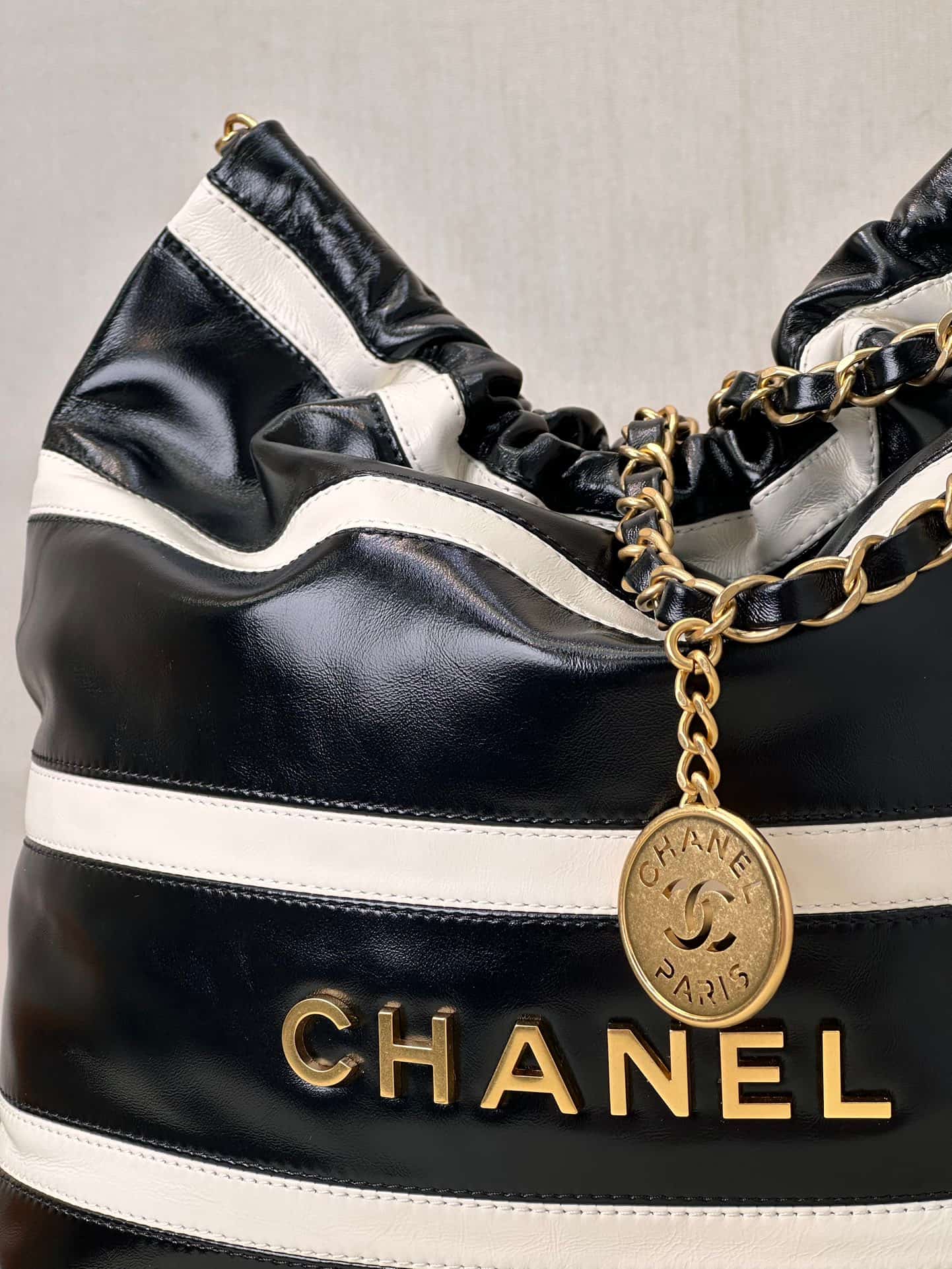 Chanel 22 Small handbag Shiny calfskin & Gold-tone metal AS3260 Black with White TOP