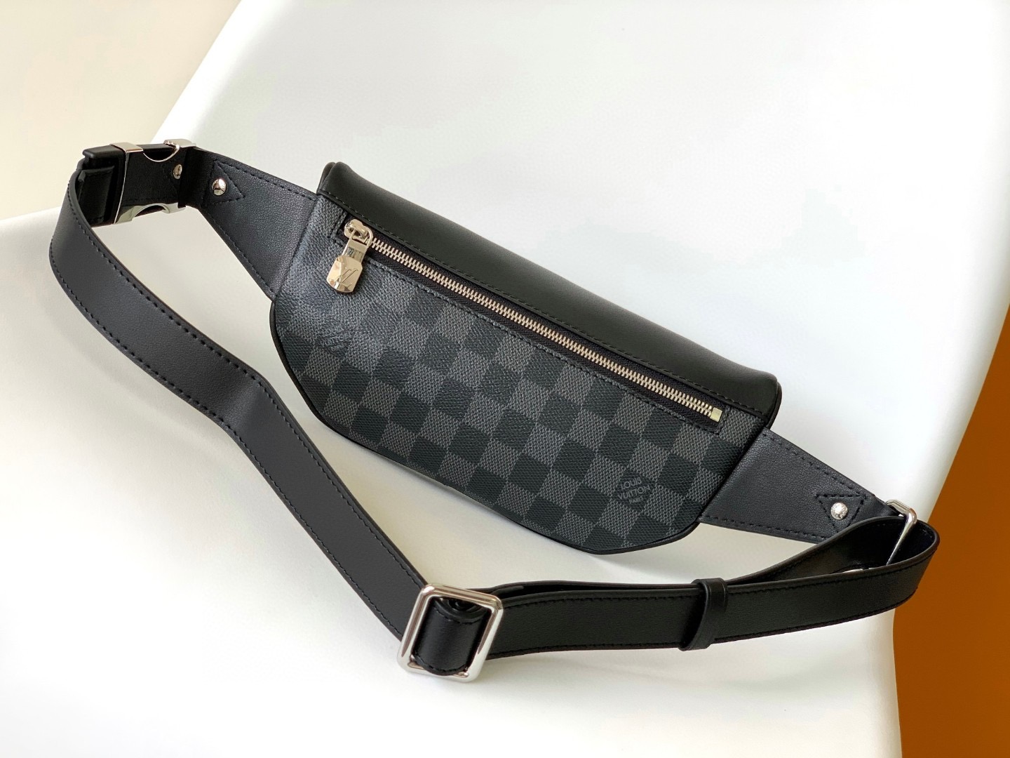 Louis Vuitton N40298 Discovery Graphite Men Bags Size 26*13*7cm