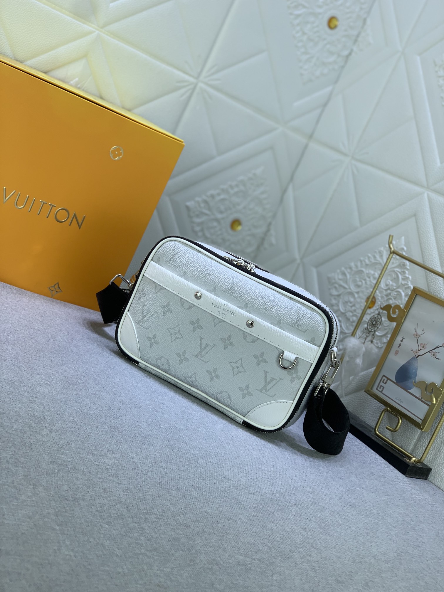 Louis Vuitton M31069 Alpha Shoulder Bags Size 11*18*6cm