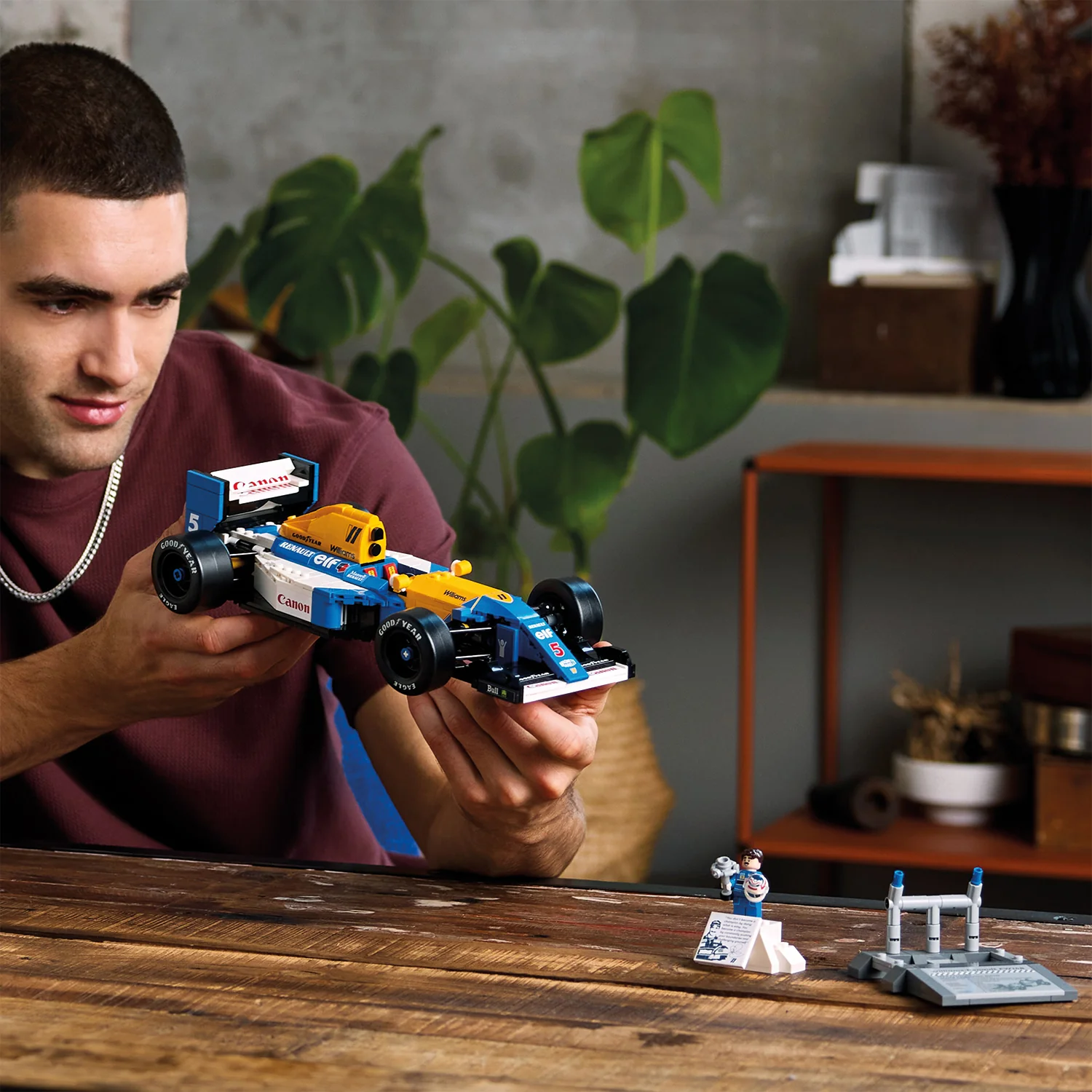LEGO® ICONS™ Williams Racing FW14B & Nigel Mansell