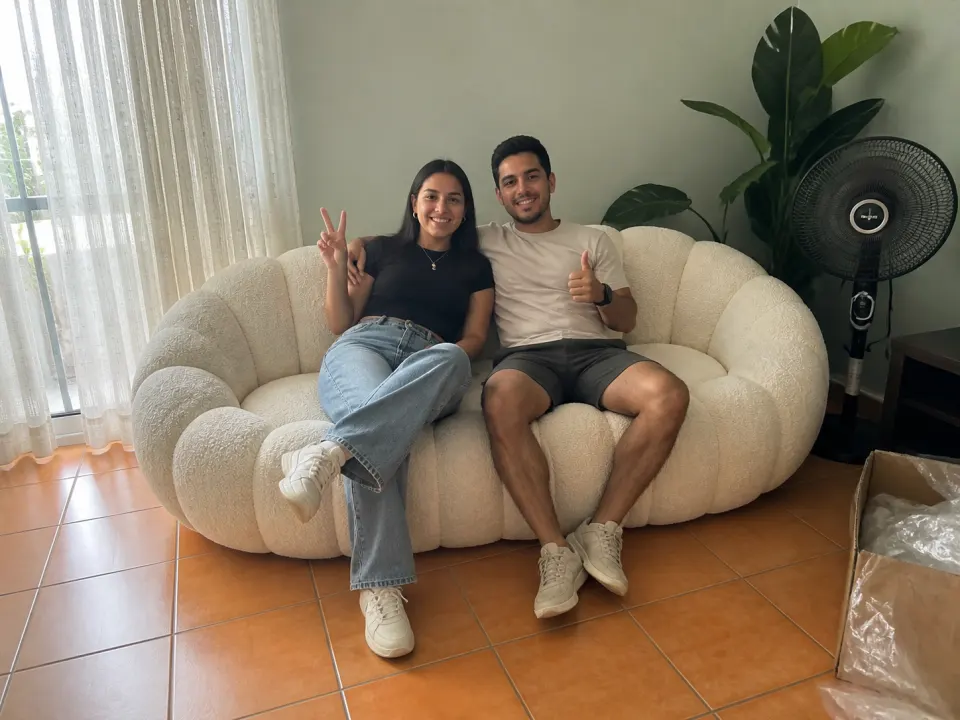 Pareja sentada en sofá doble NubeCalabaza
