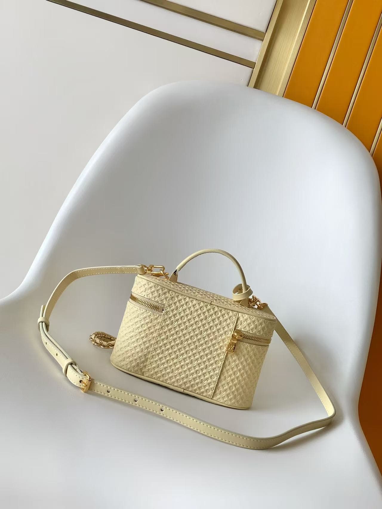 Louis Vuitton Vanity Chain Pouch Banana Calfskin leather M29051 High