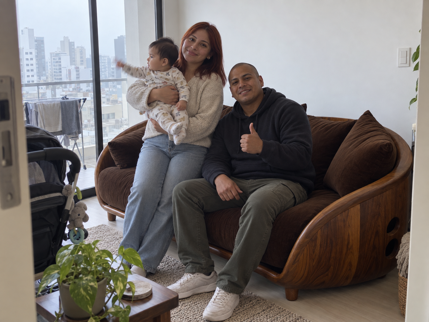 Familia joven disfrutando el sofá en Perú