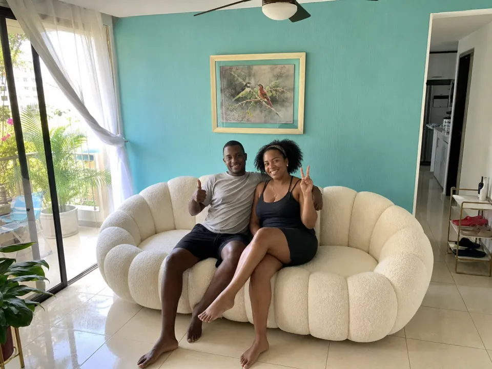 Pareja disfrutando el sofá doble NubeCalabaza