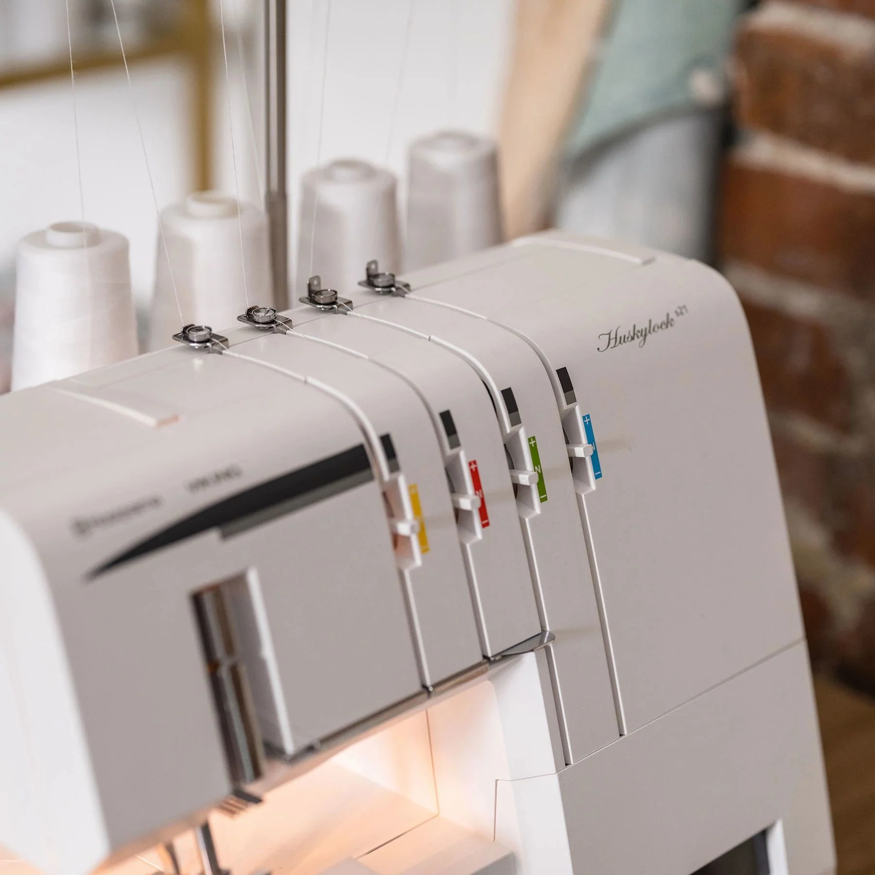 HUSQVARNA® VIKING® Refurbished HUSKYLOCK™ s21 Overlock Machine