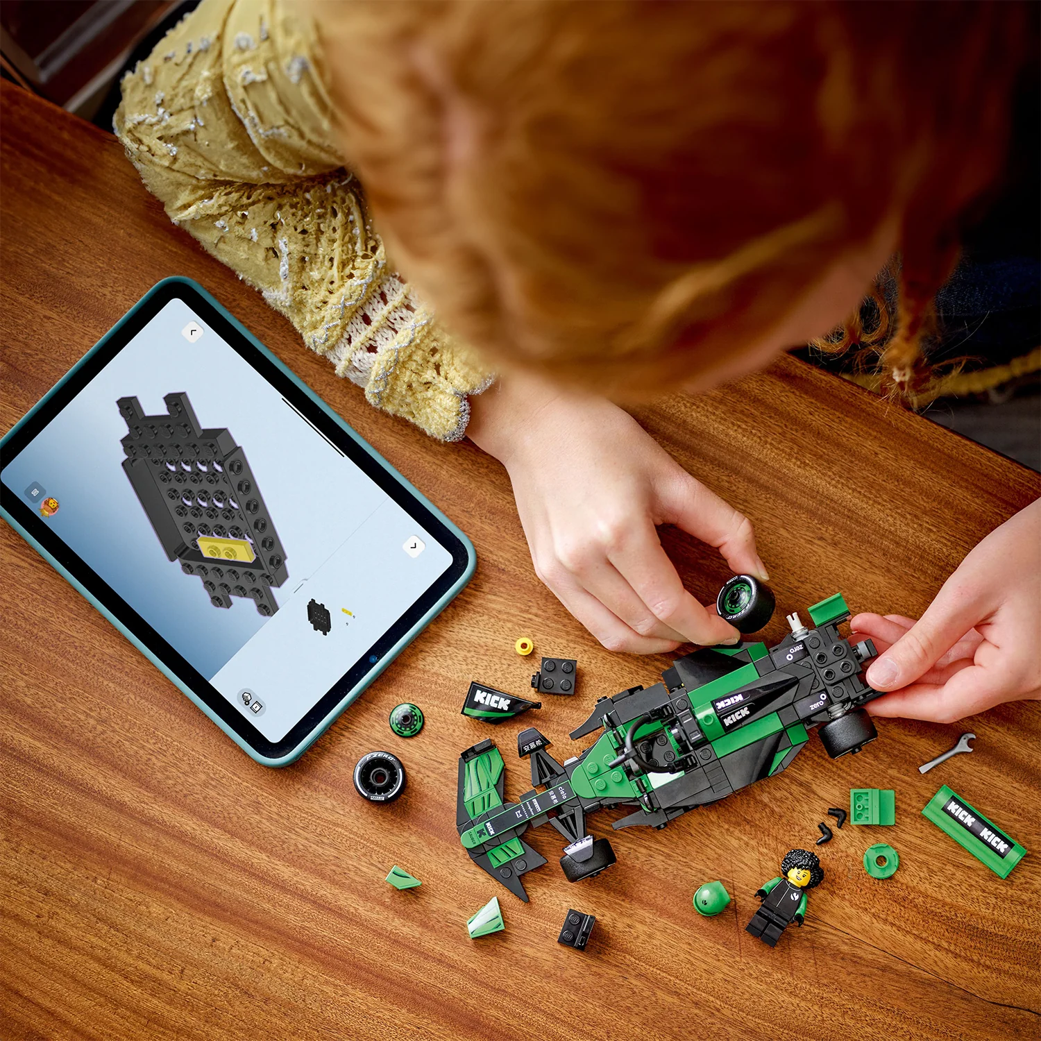 LEGO® Speed Champions - KICK Sauber F1® Team C44 Race Car