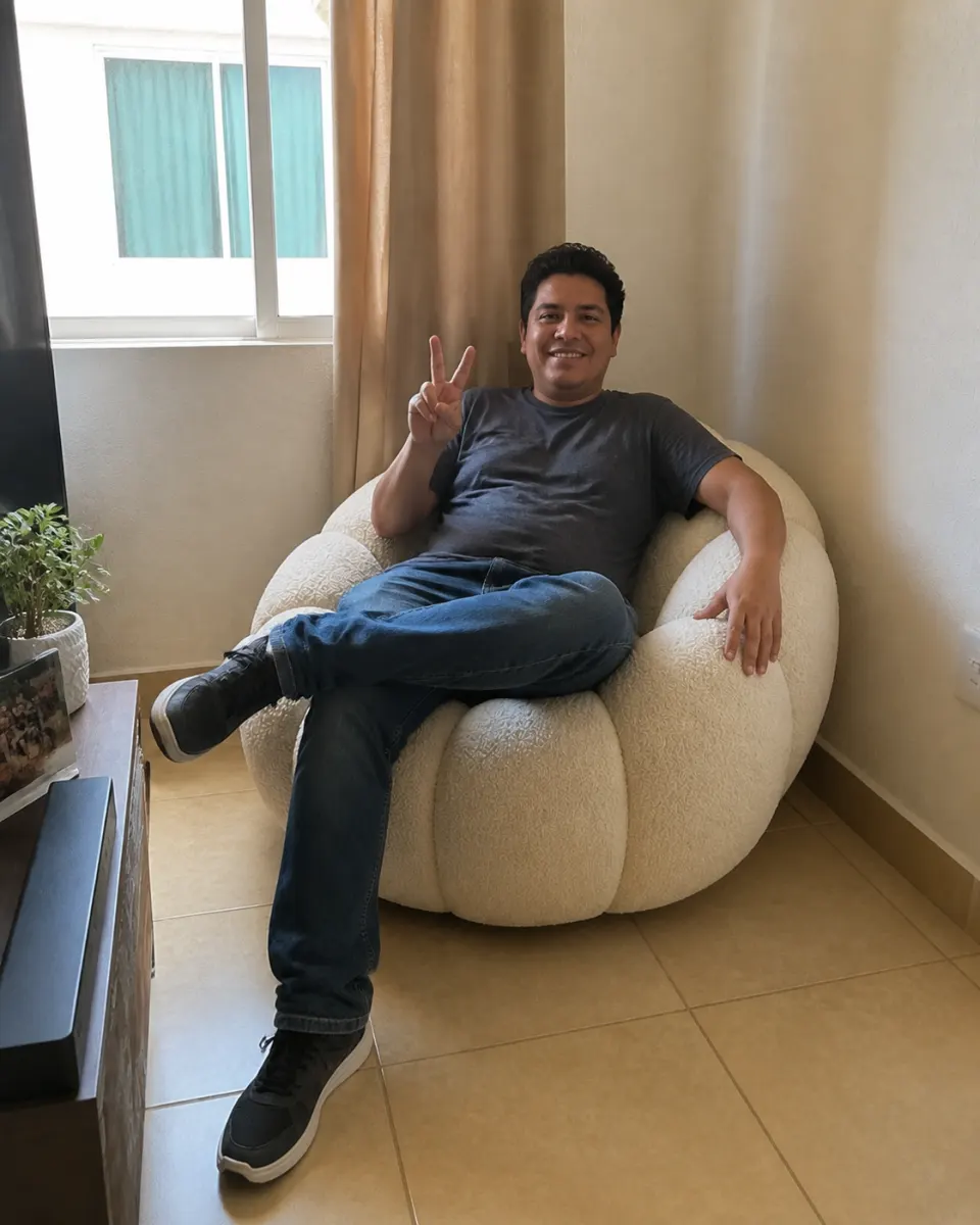 Hombre sentado en sillón individual NubeCalabaza
