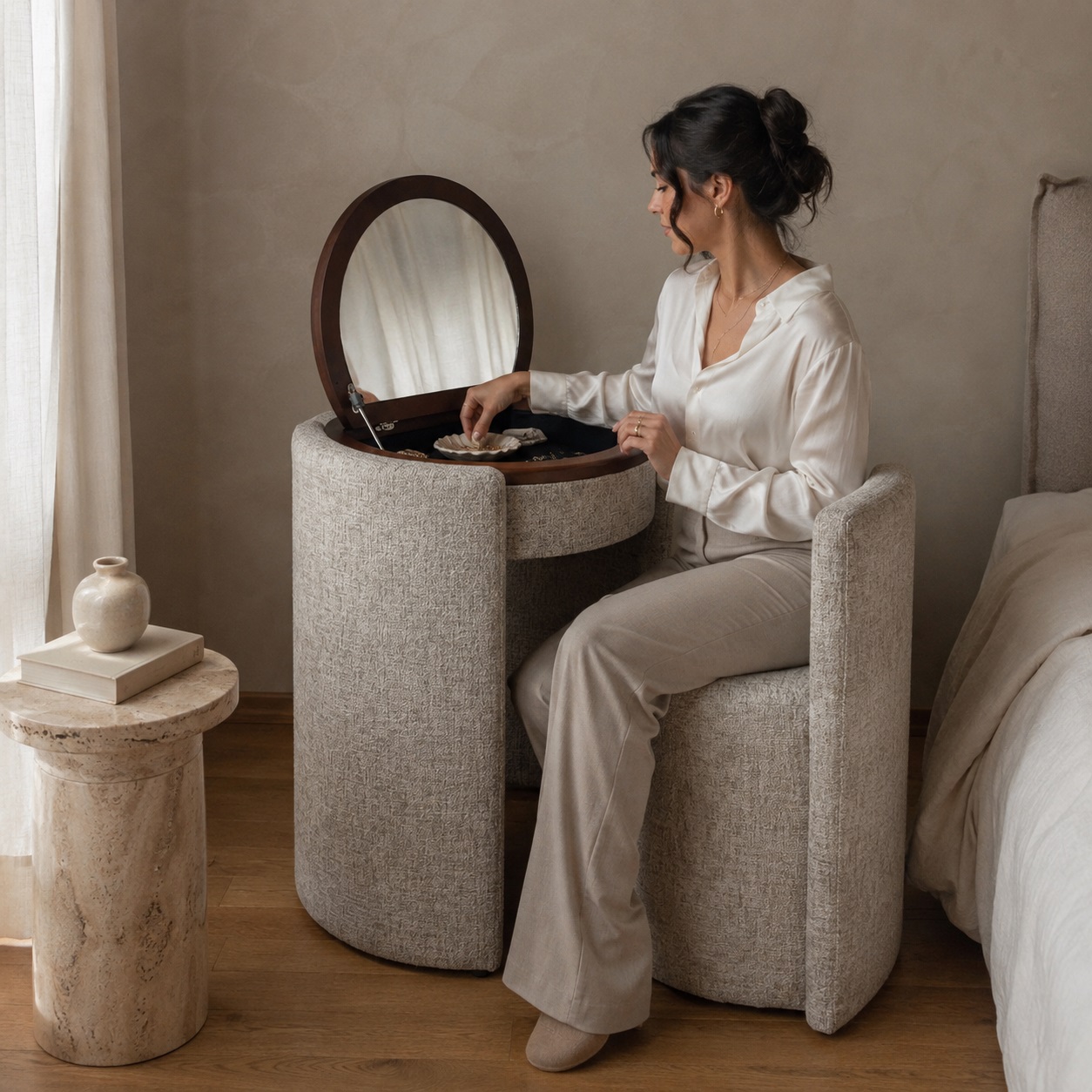 Mujer usando el tocador Nébula en un dormitorio elegante