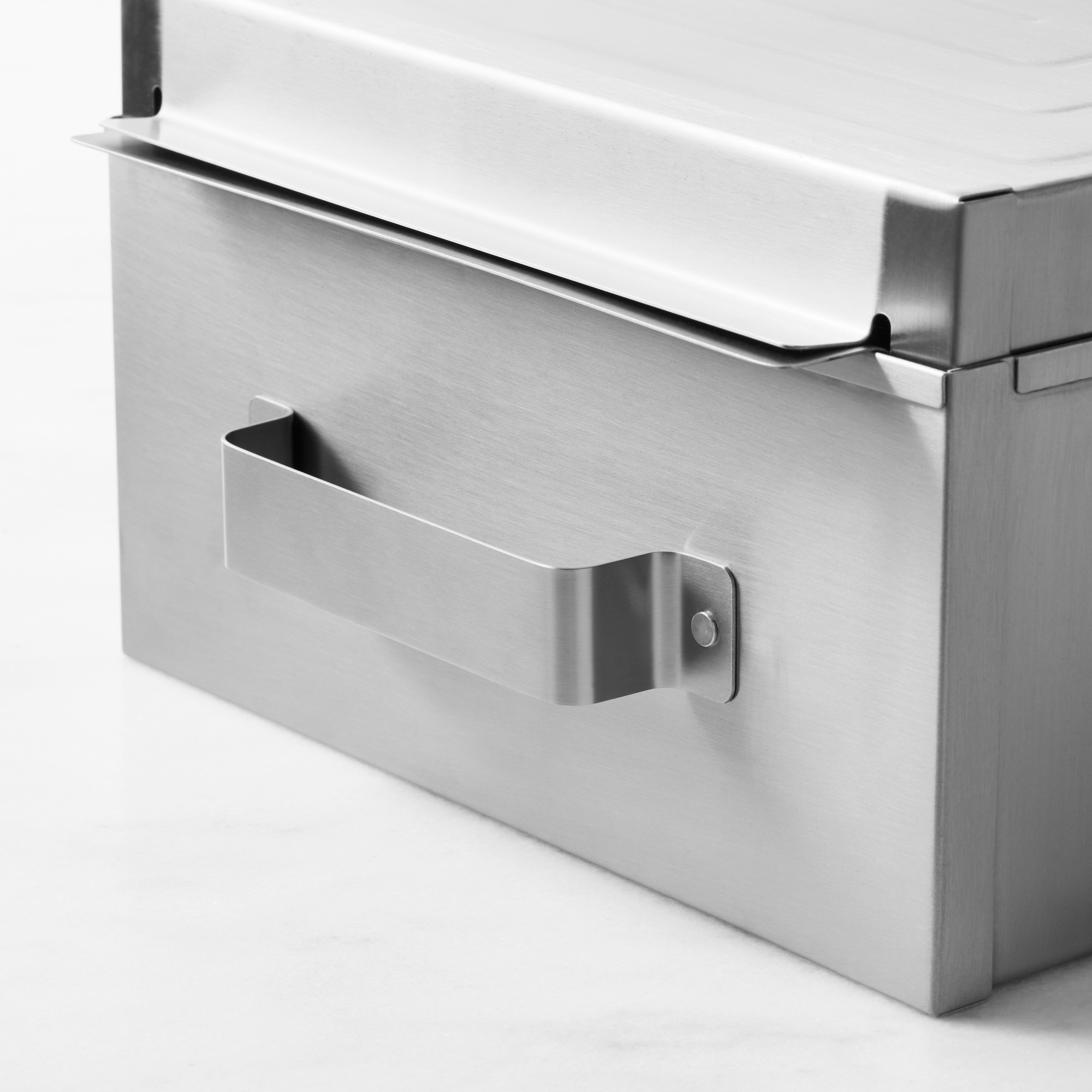 Williams Sonoma Smoker Box & Hickory Smoking Chips Set