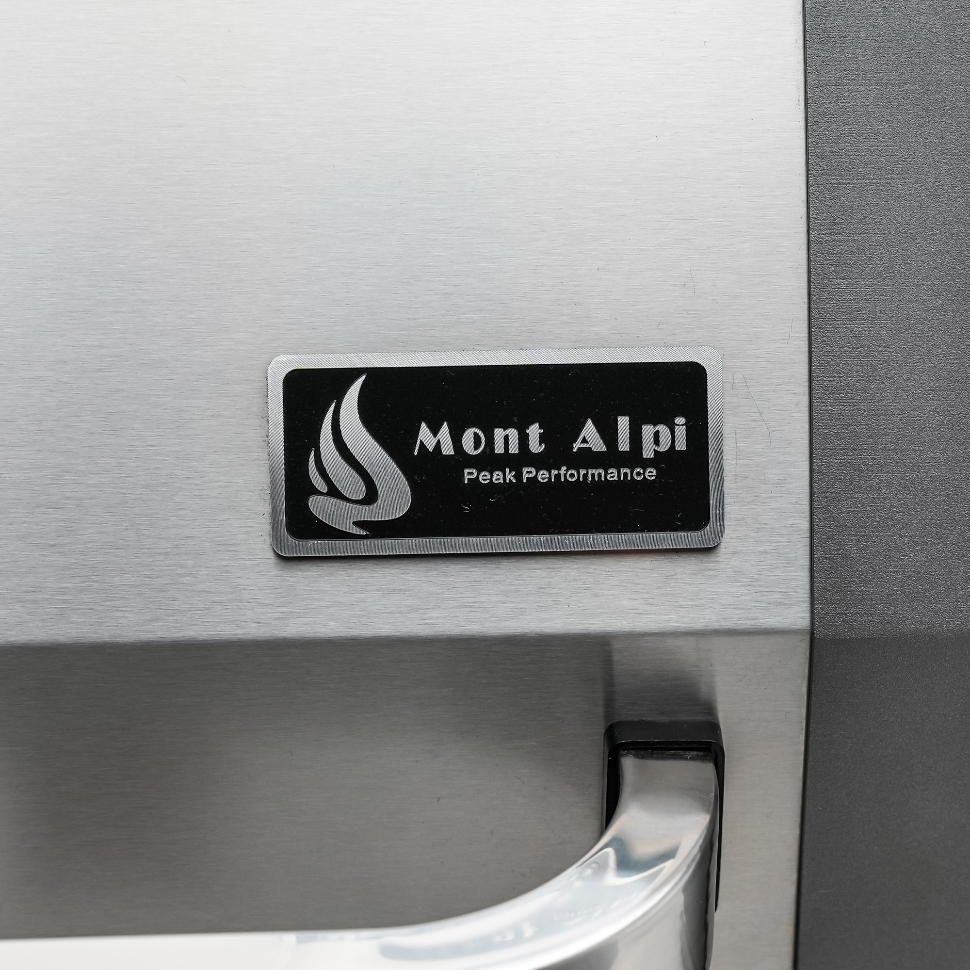 Mont Alpi 805 Deluxe Island with Beverage Center, Fridge, & Corner Module