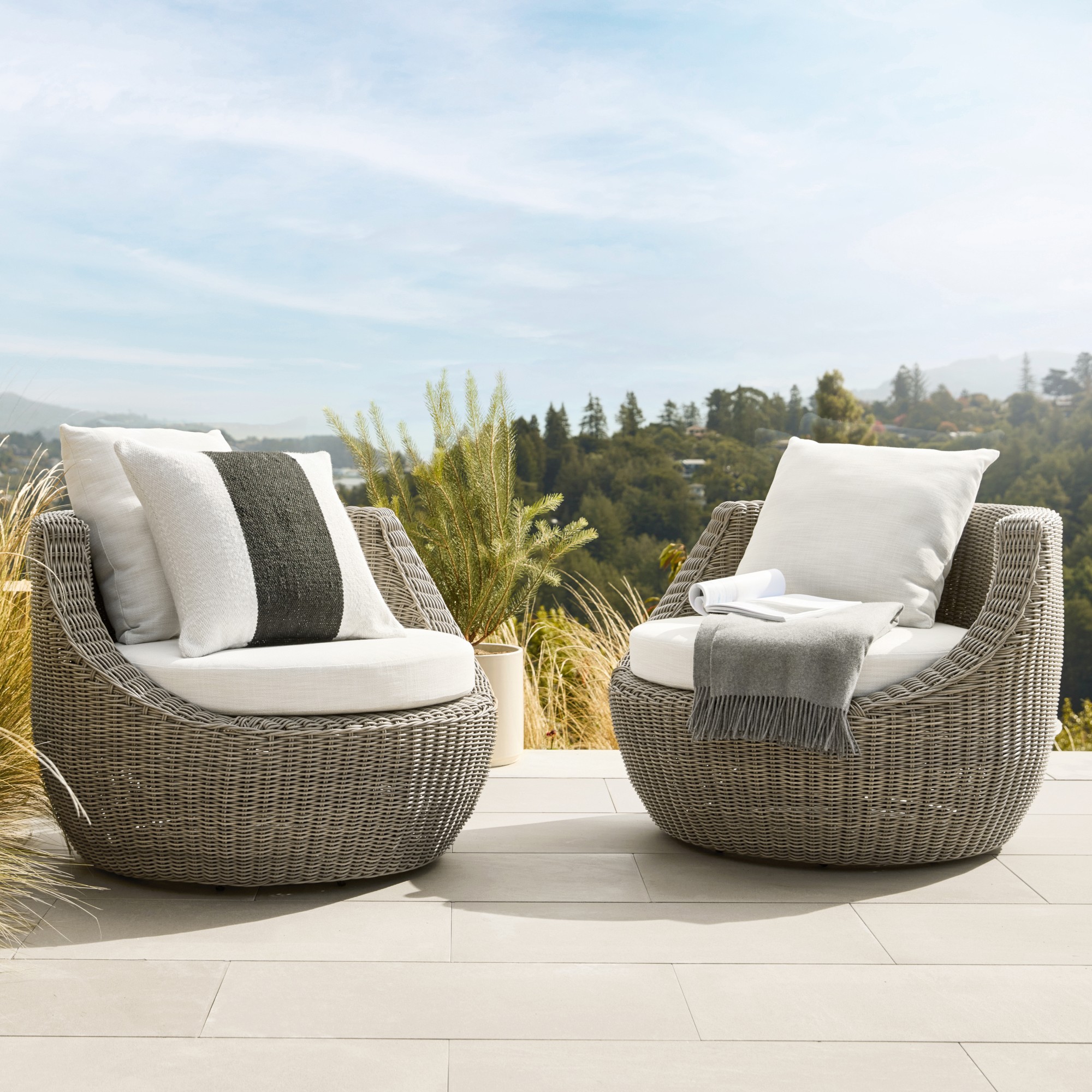 San Clemente Outdoor Curved Swivel Chair