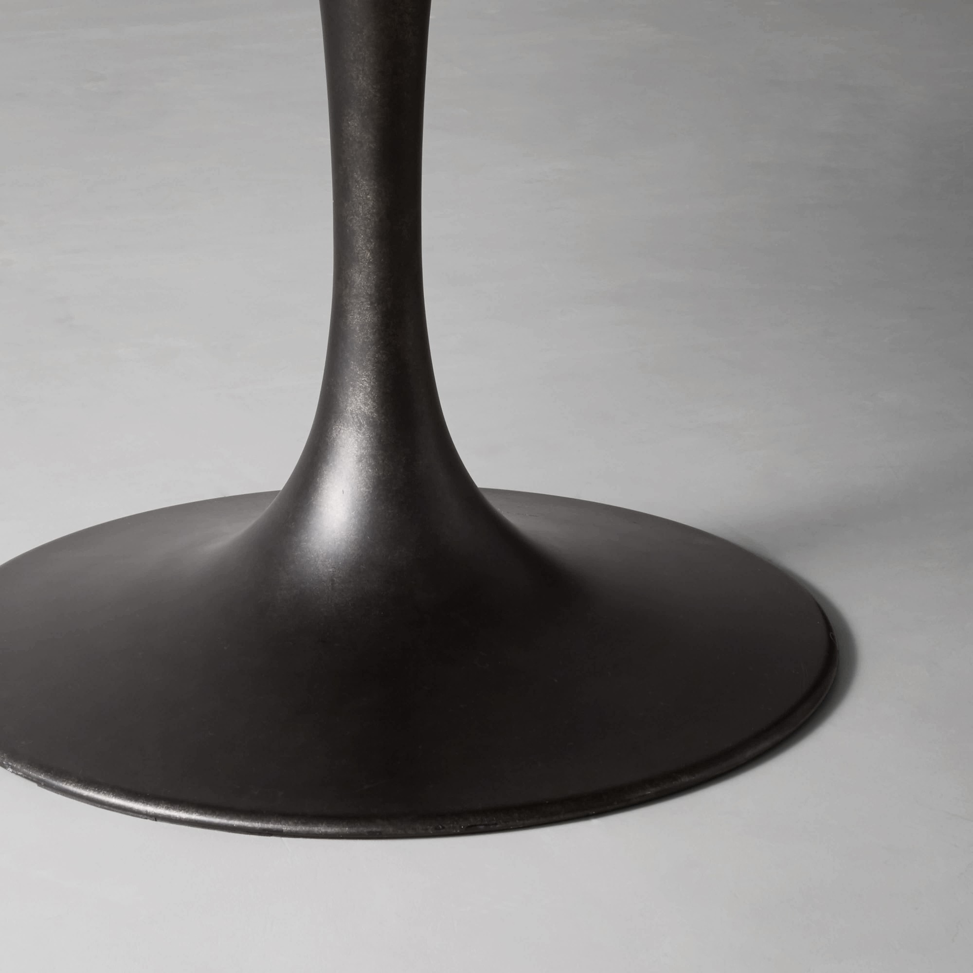 Tulip Oval Pedestal Dining Table (70